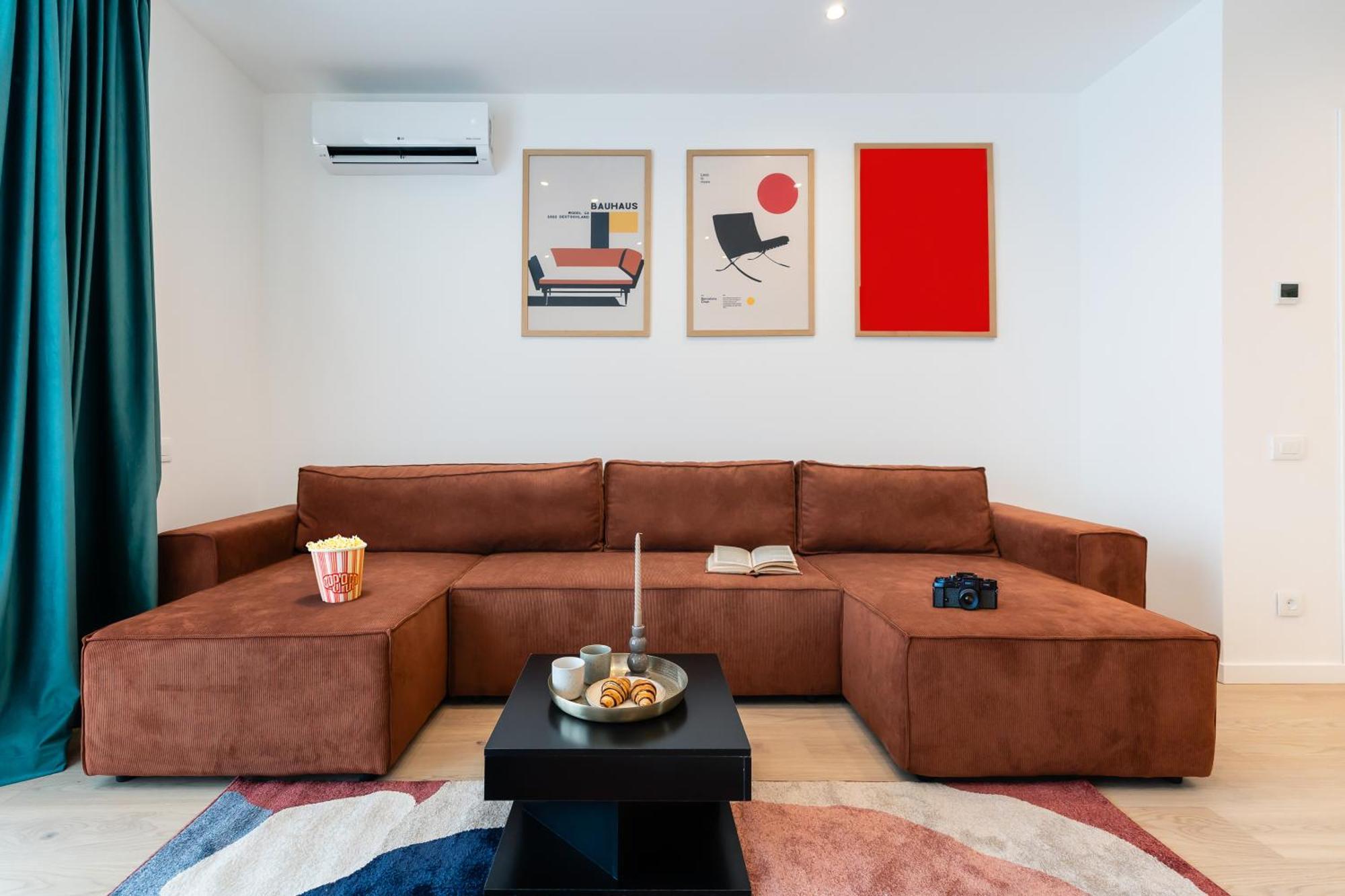 Apartment Roots Two - Tranquil Lakeview Escape With Balcony