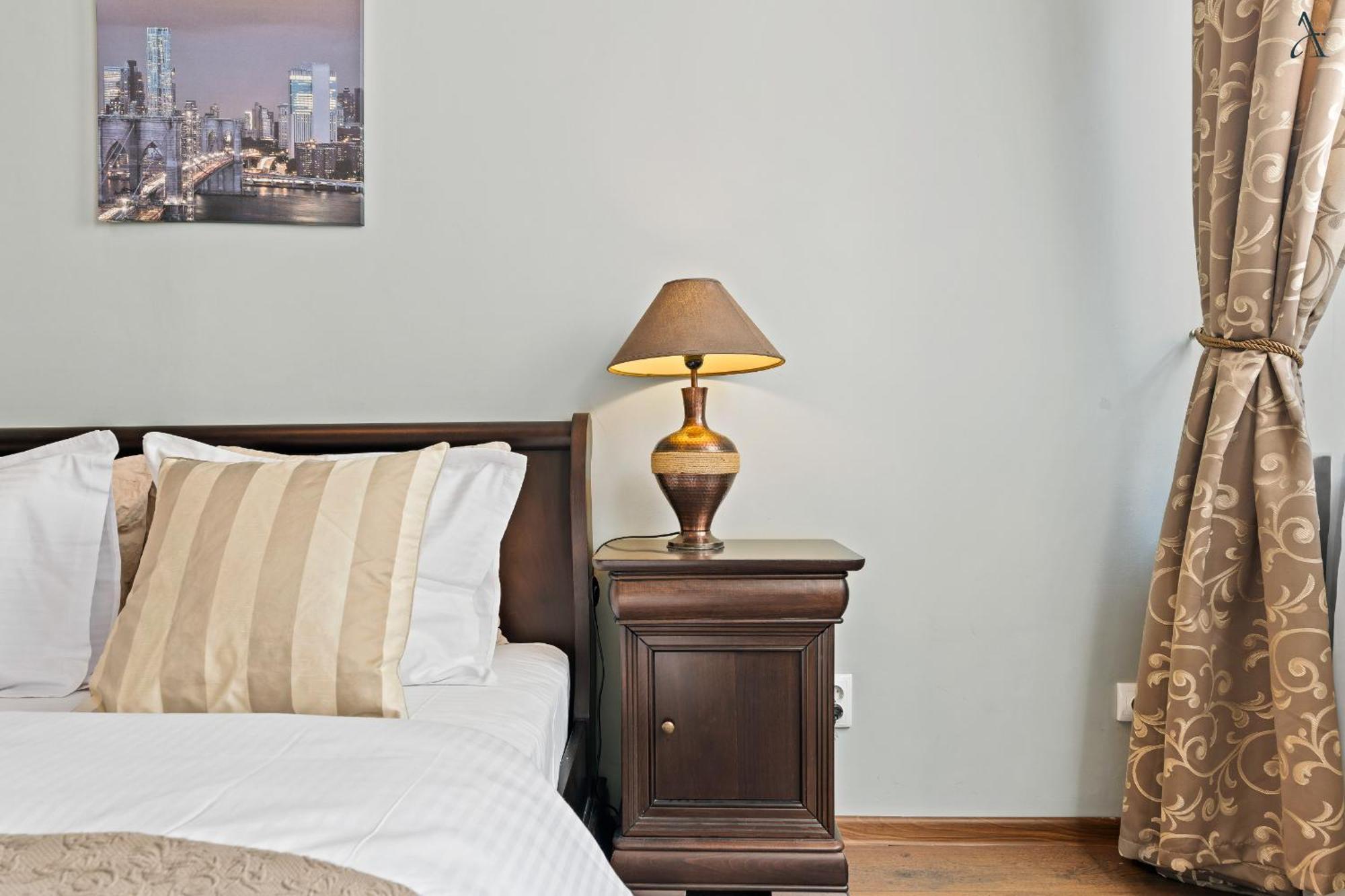 2 Bdr In Old Town Apartment