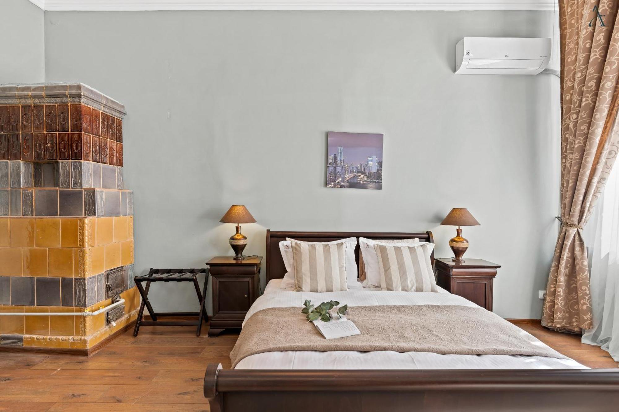 2 Bdr In Old Town Apartment