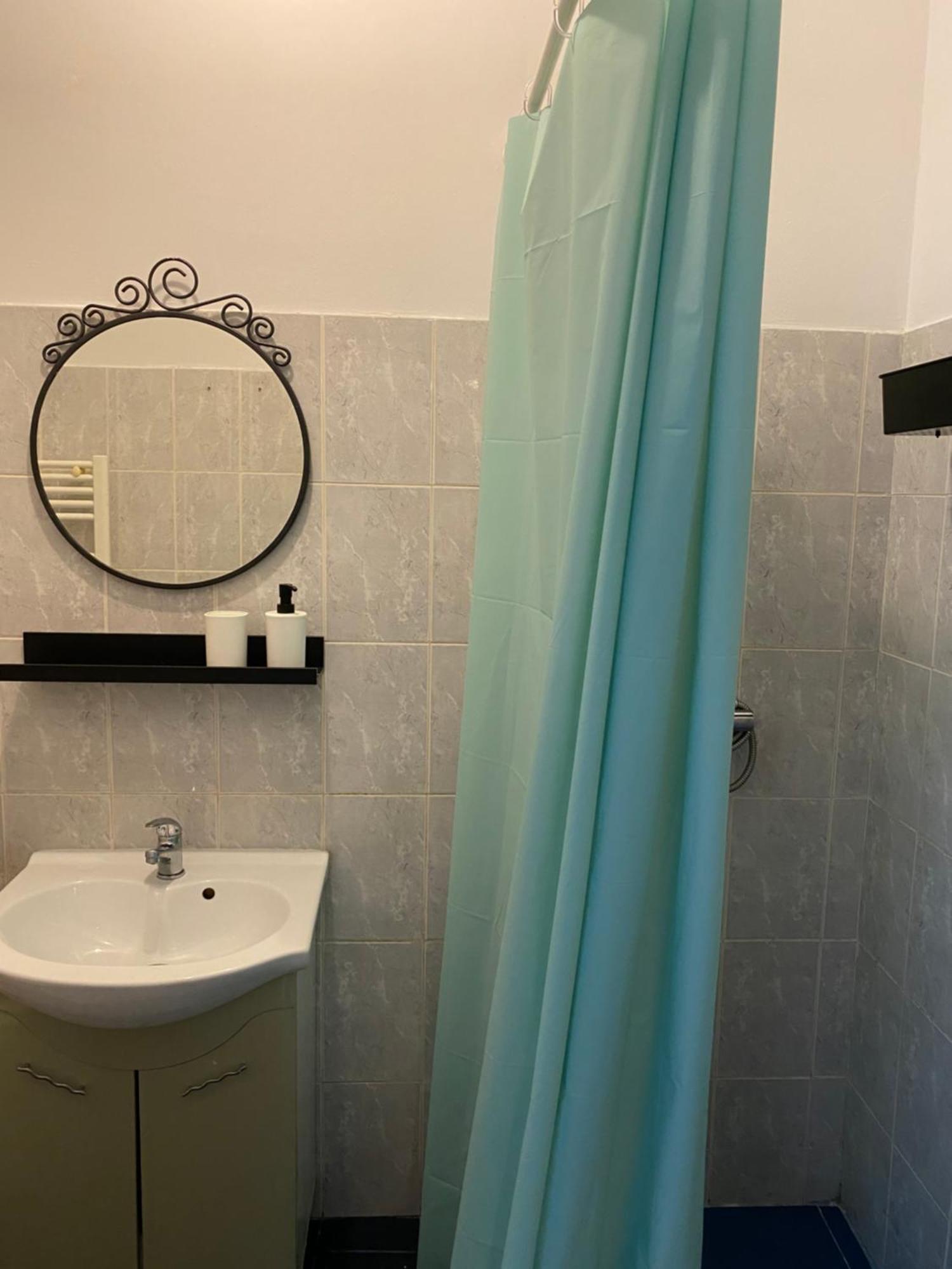 Gazde/Camere de închiriat Travellers Rest Bucureşti