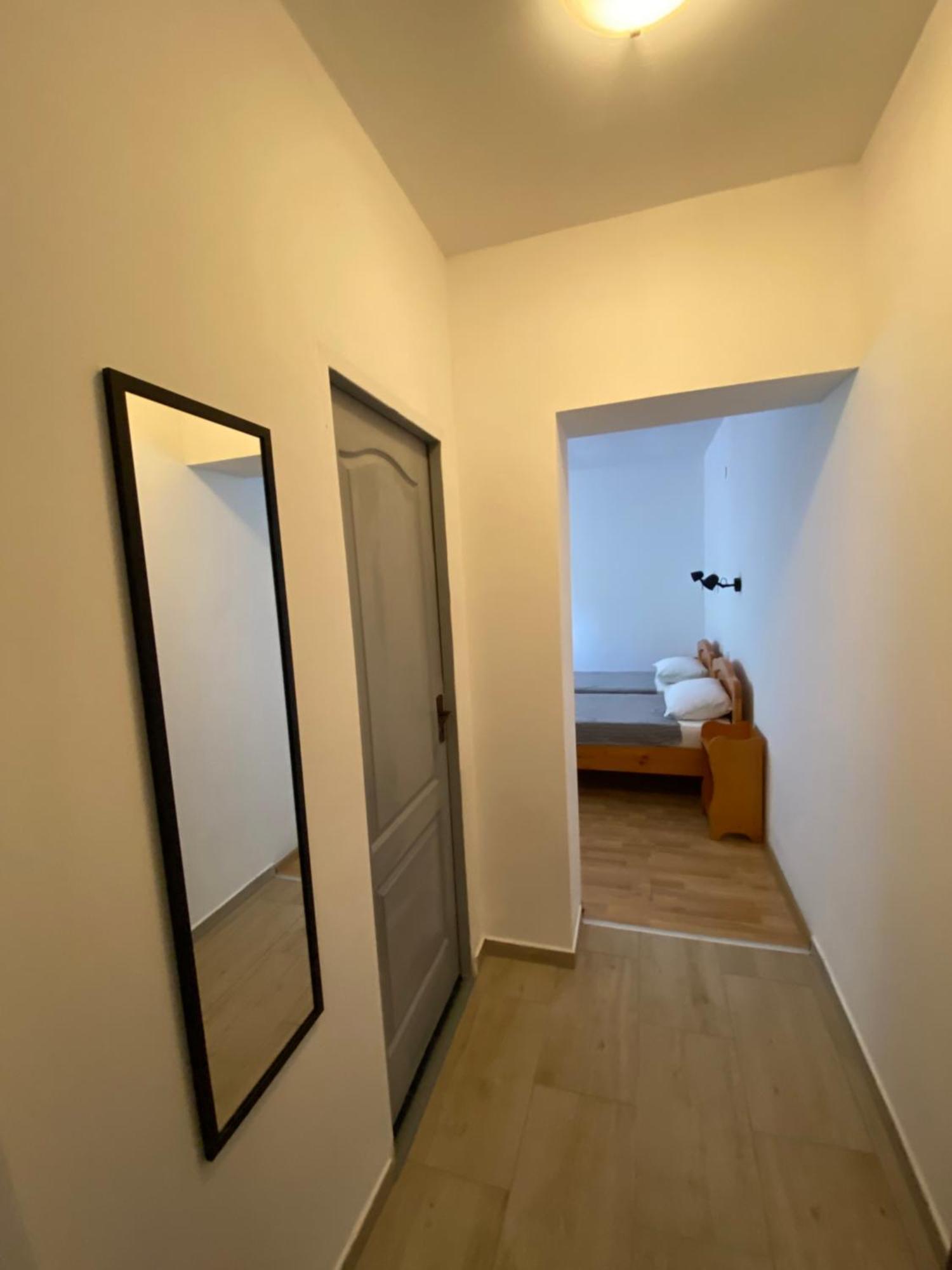 Gazde/Camere de închiriat Travellers Rest *