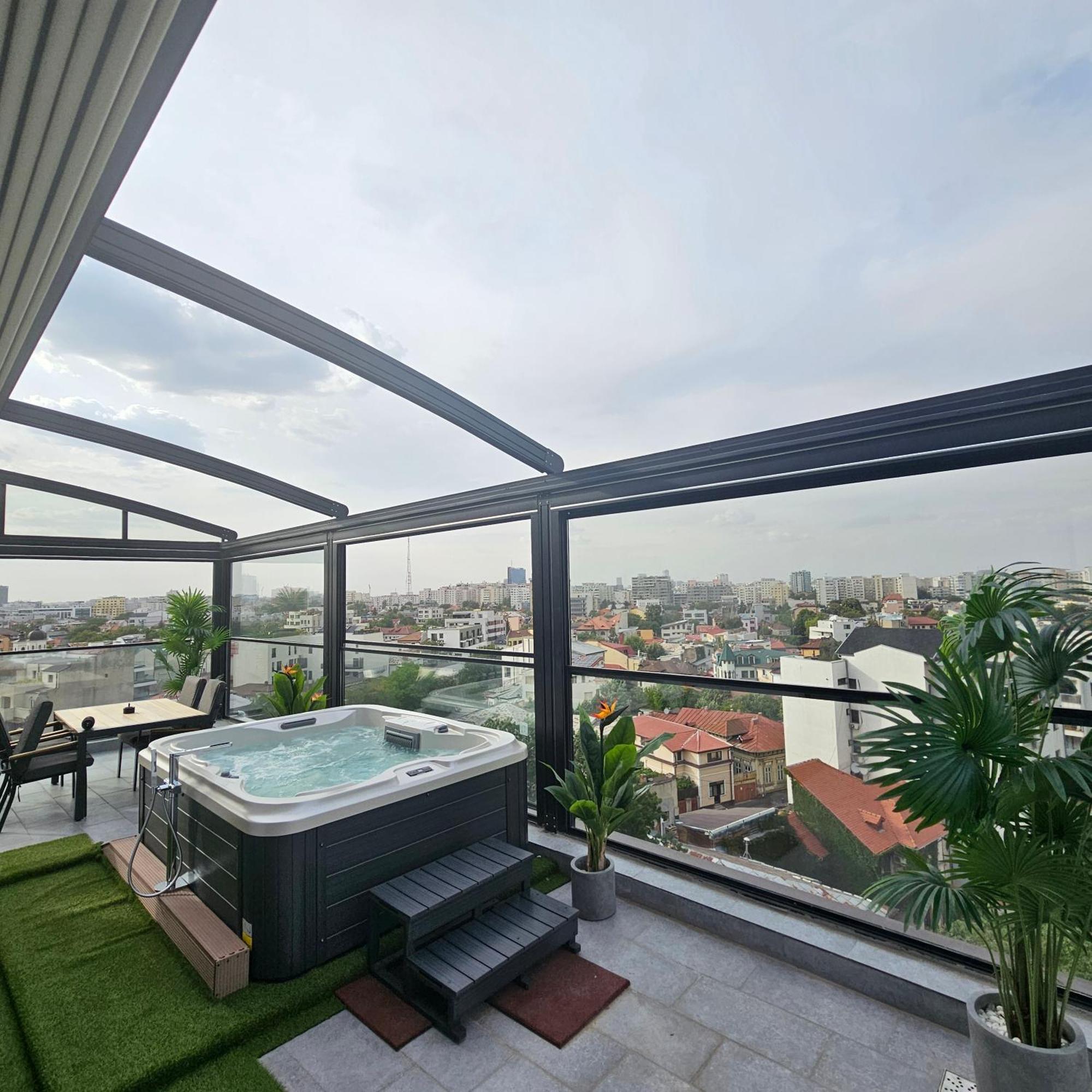 Crown Penthouse - Luxurious, & Vista Apartment Bucharest