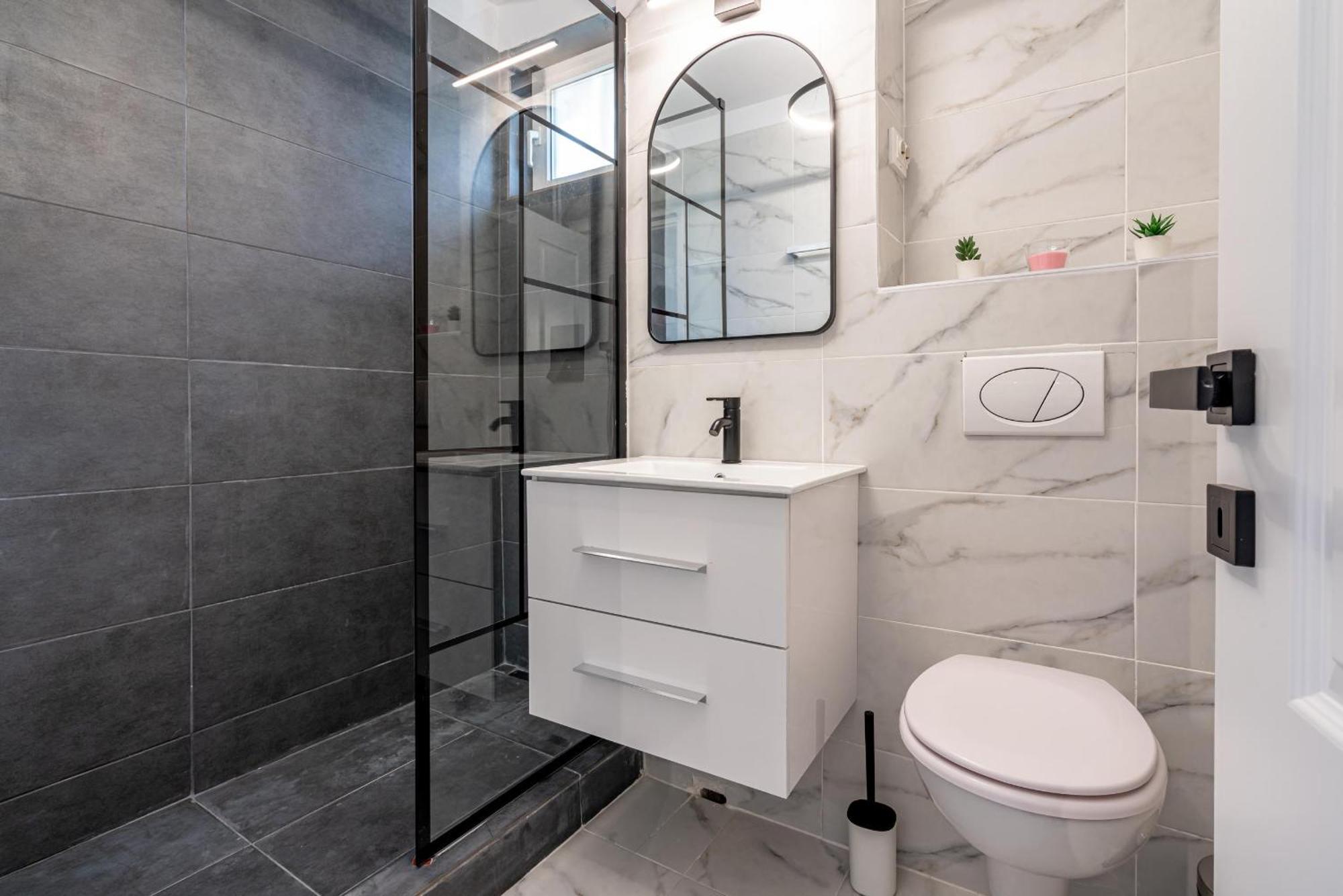 Stylish Comfort - 2br In Vibrant East Apartment Bucharest