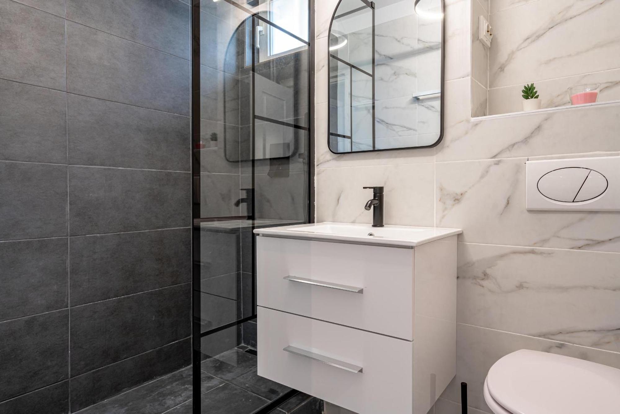Stylish Comfort - 2br In Vibrant East Apartment *
