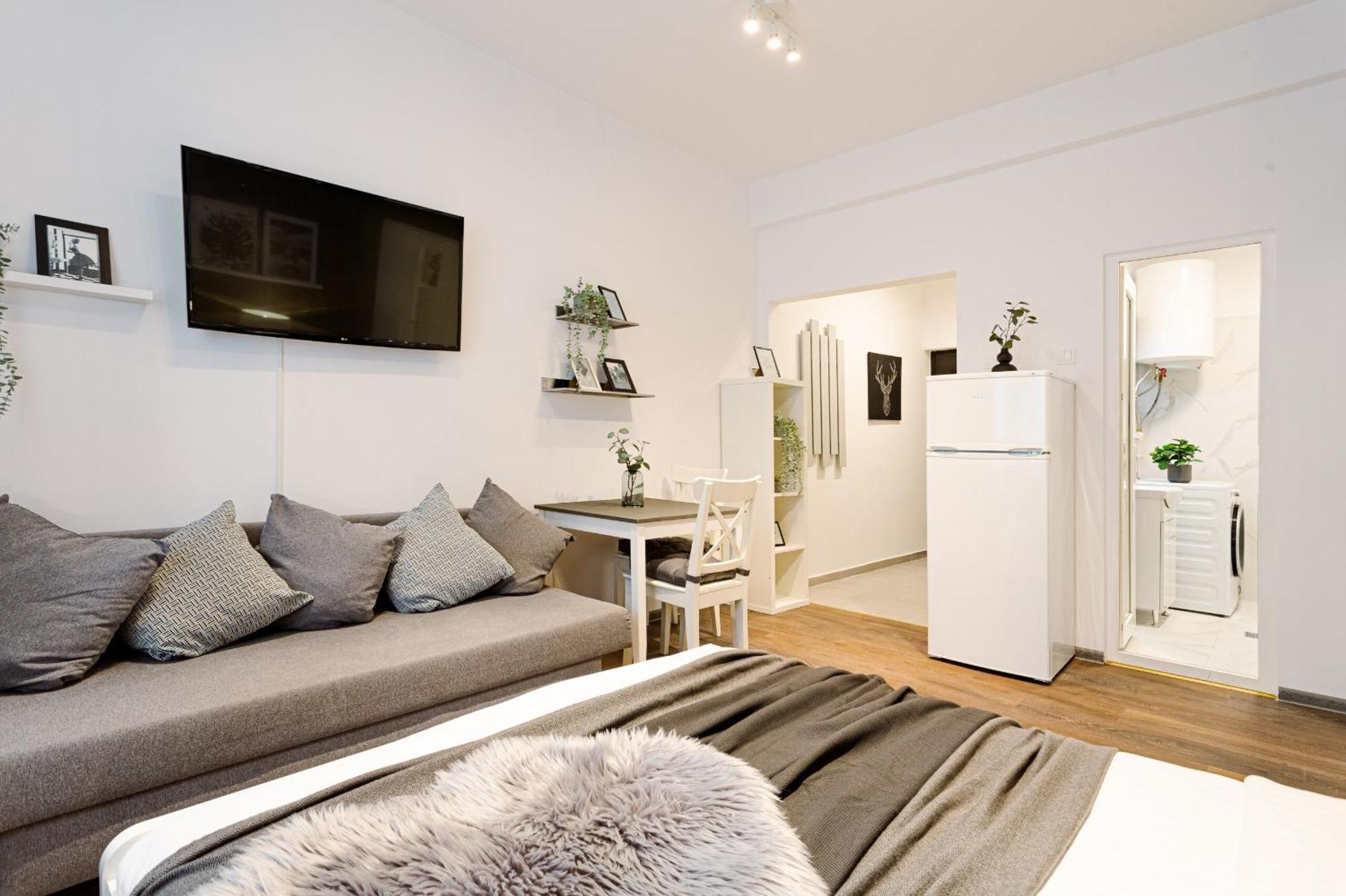 Urban Vibes - Chic On Smardan Street *