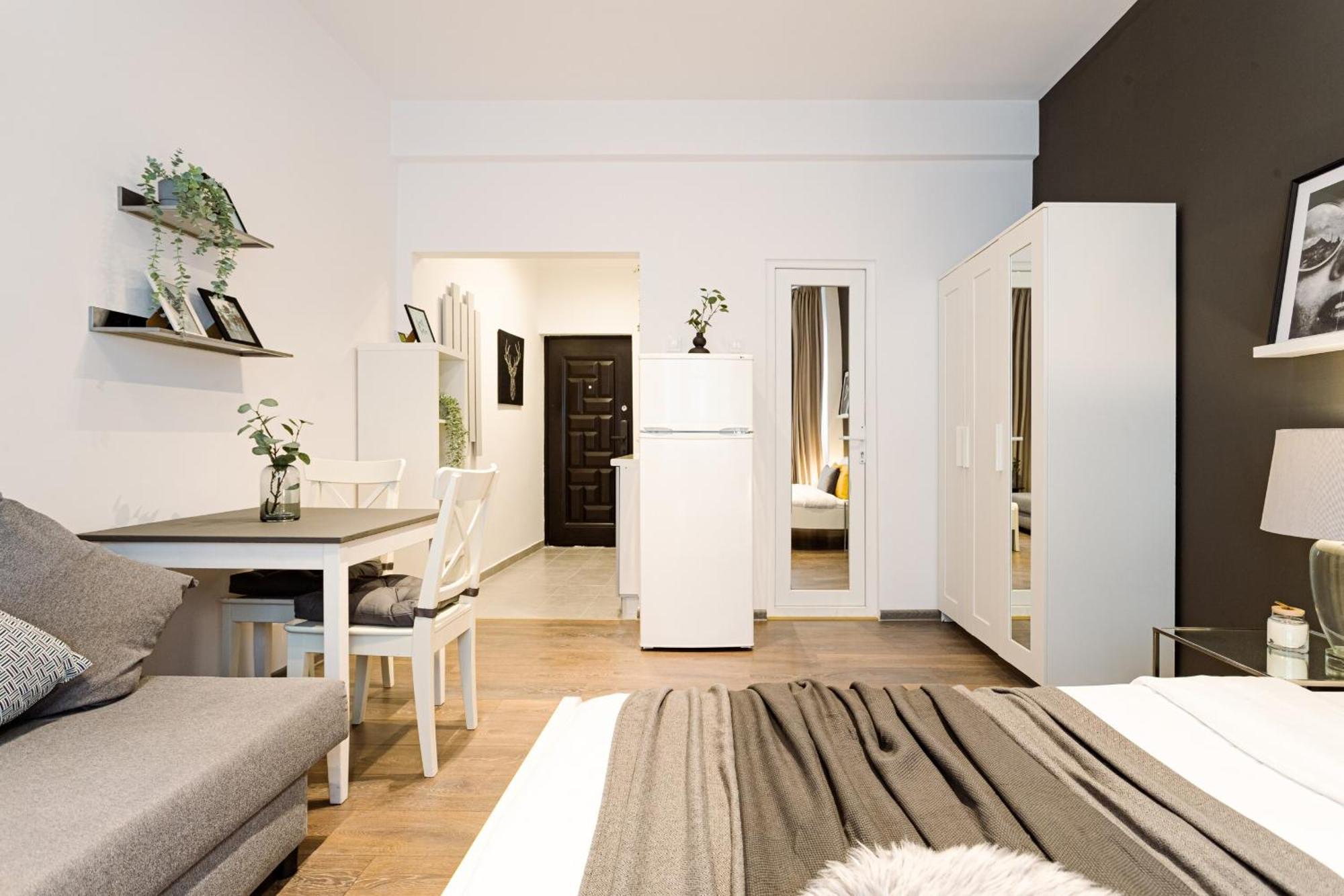 Urban Vibes - Chic On Smardan Street *