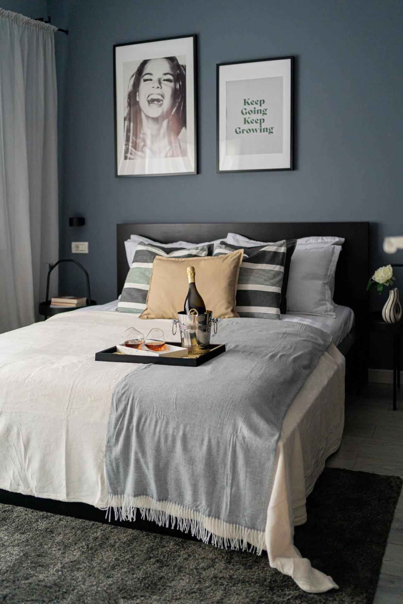 Chic Black & White 2br Retreat On Dambovitei Apartamento Bucareste