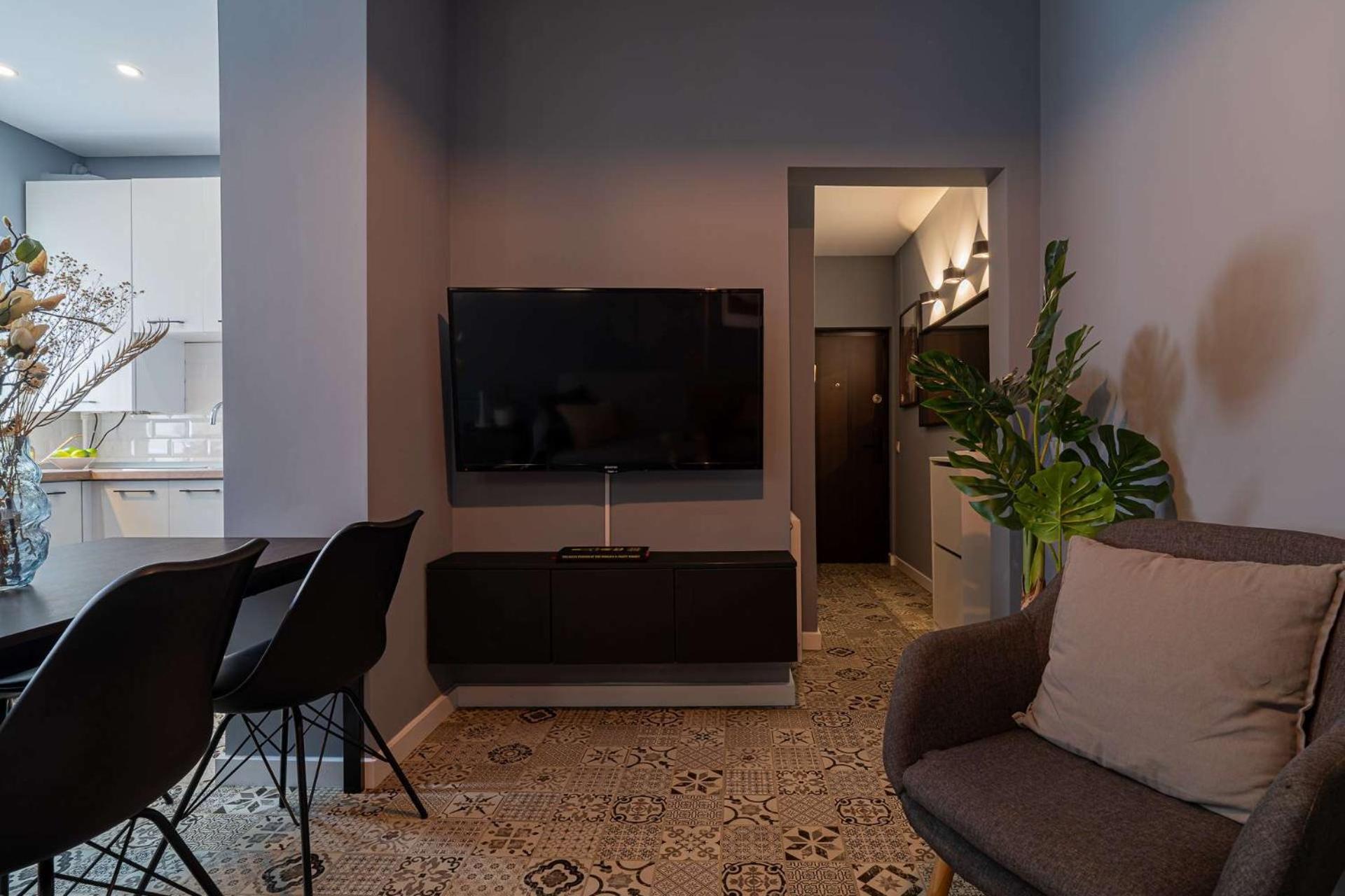 Chic Black & White 2br Retreat On Dambovitei Apartamento *