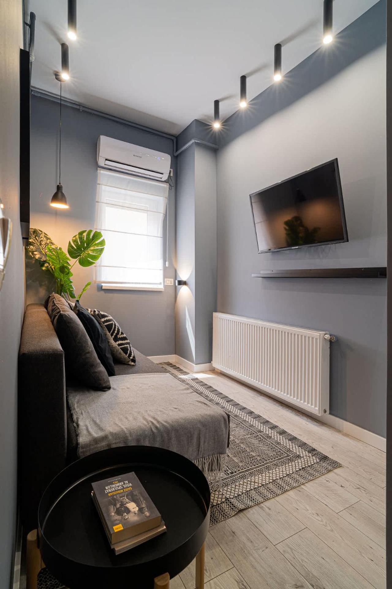 Chic Black & White 2br Retreat On Dambovitei * Bucareste