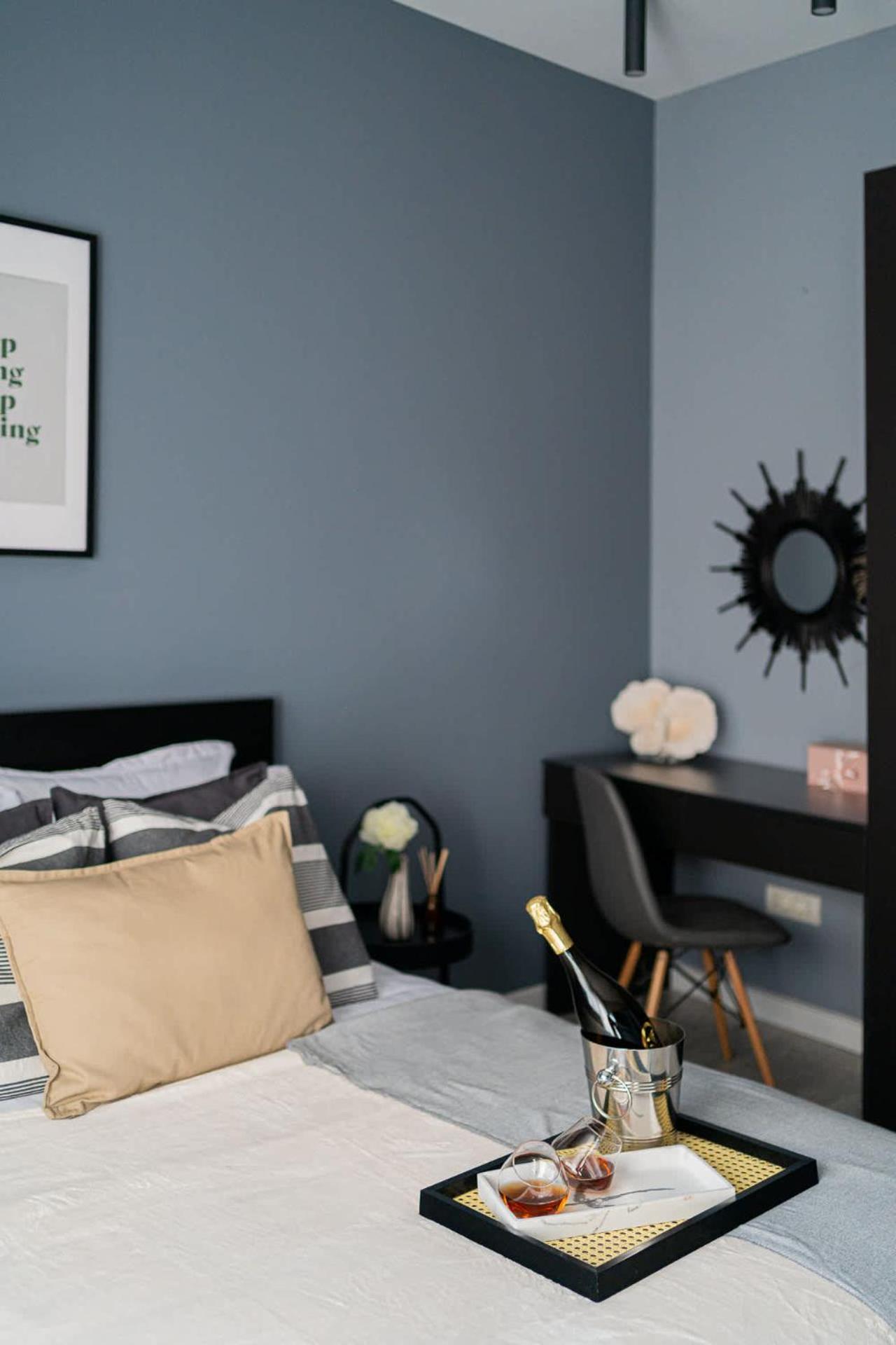 Chic Black & White 2br Retreat On Dambovitei Apartamento