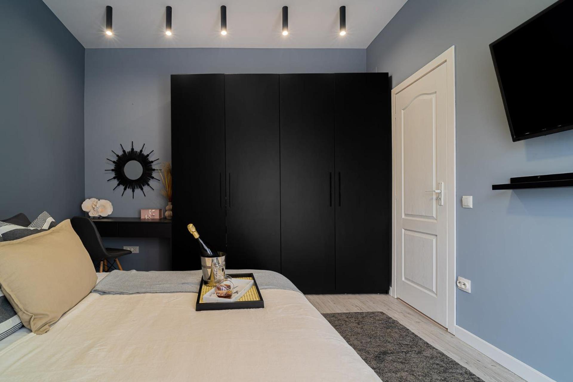 Chic Black & White 2br Retreat On Dambovitei * Bucareste