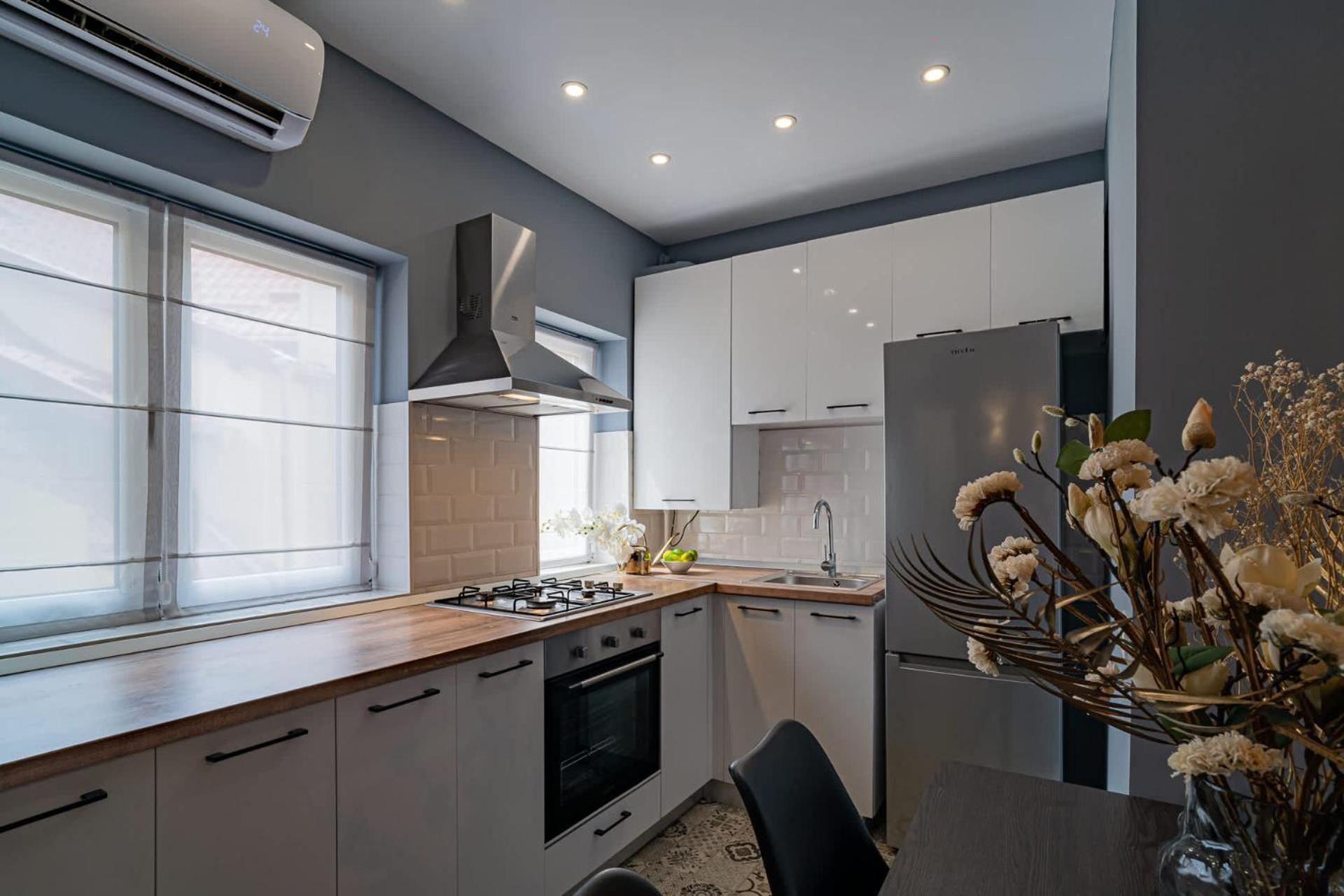 Chic Black & White 2br Retreat On Dambovitei Apartamento *