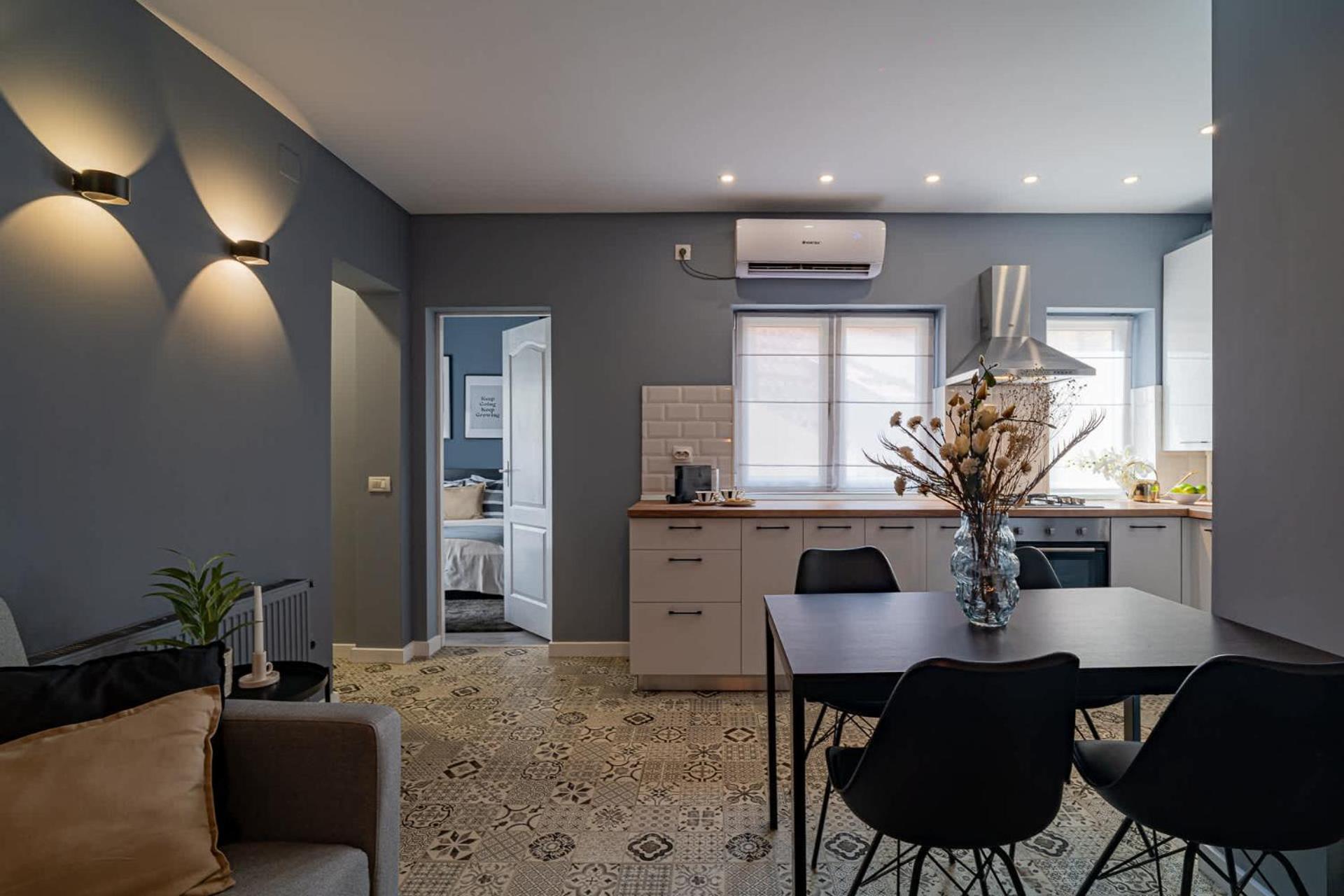 Chic Black & White 2br Retreat On Dambovitei Bucharest