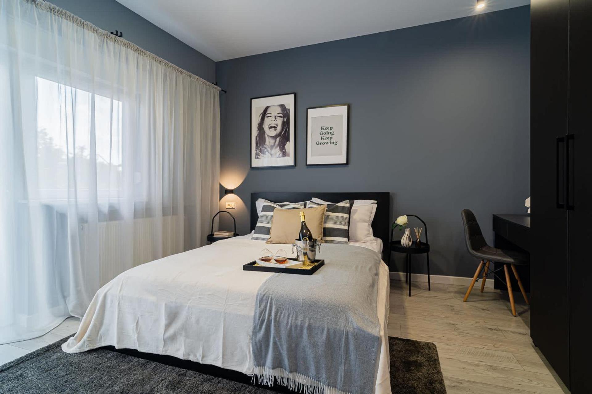 Chic Black & White 2br Retreat On Dambovitei Apartamento