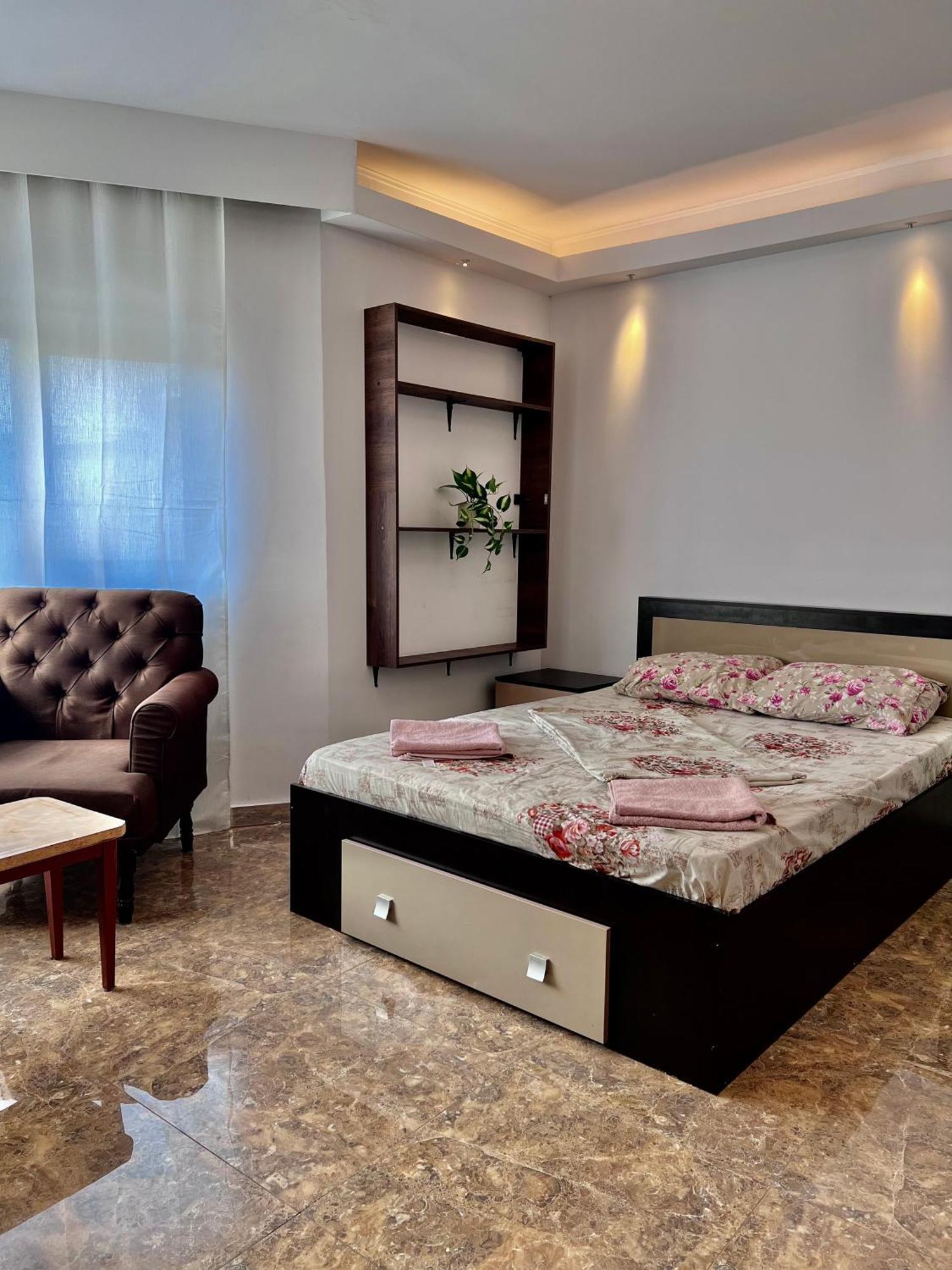 Mona's 4 * Bucharest