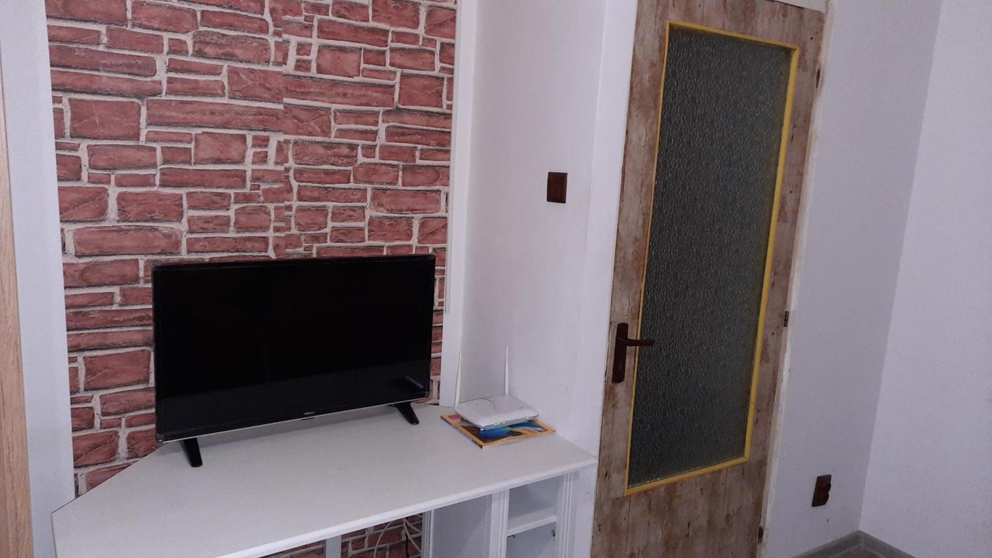 Lovely 1-room Unit, With Air Conditioning *