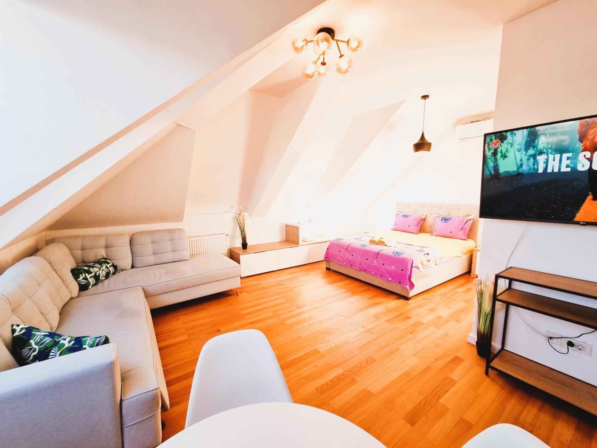 Apartament E *