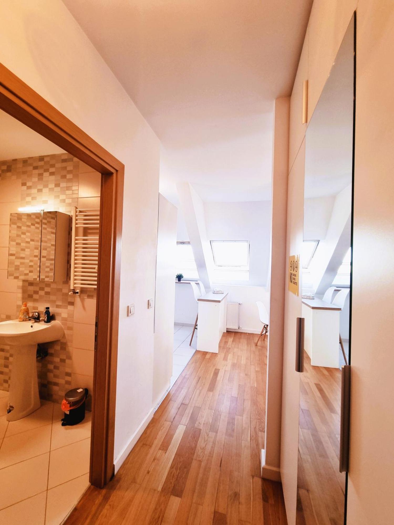 E Apartament *