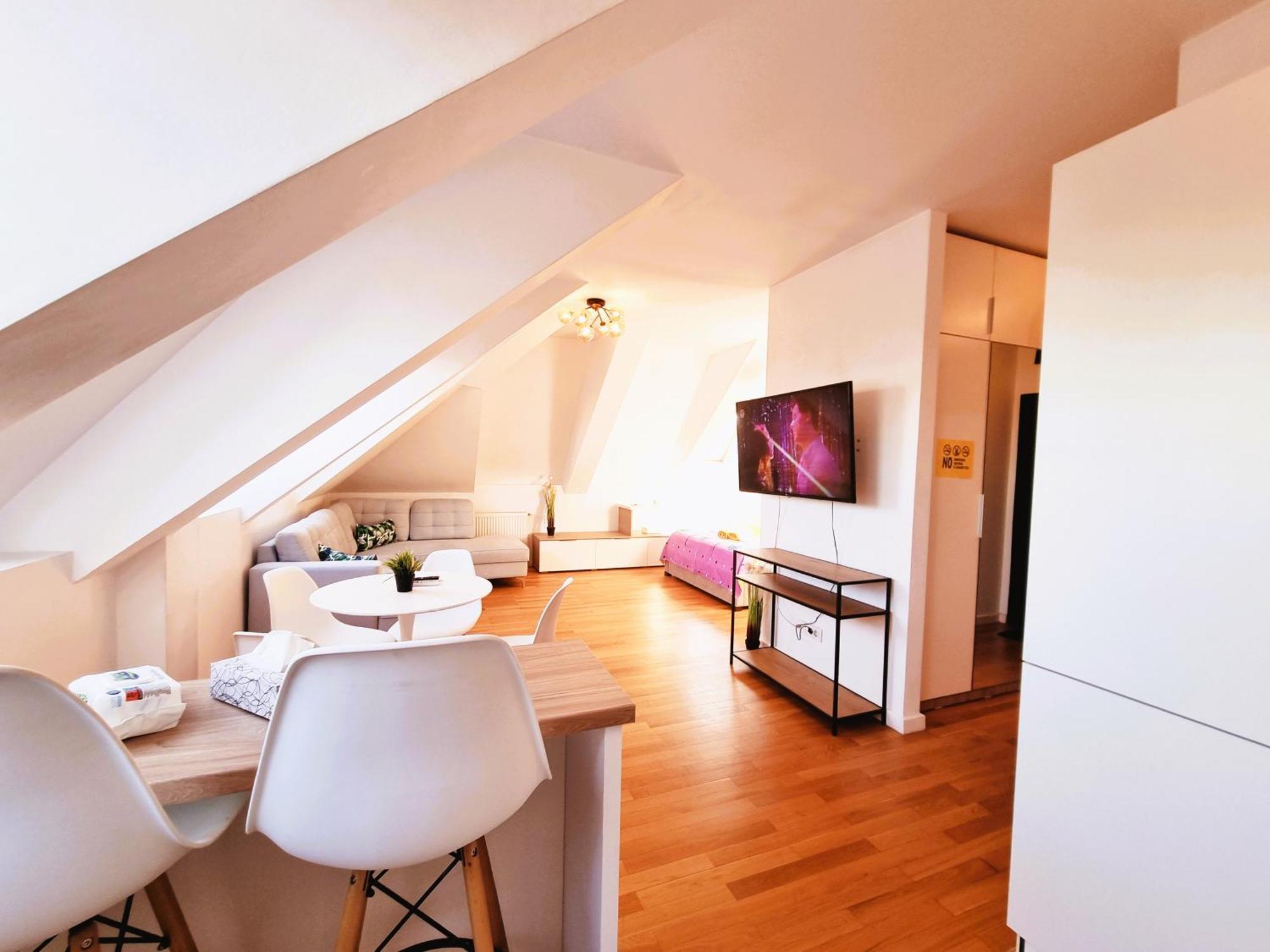 Apartament E *