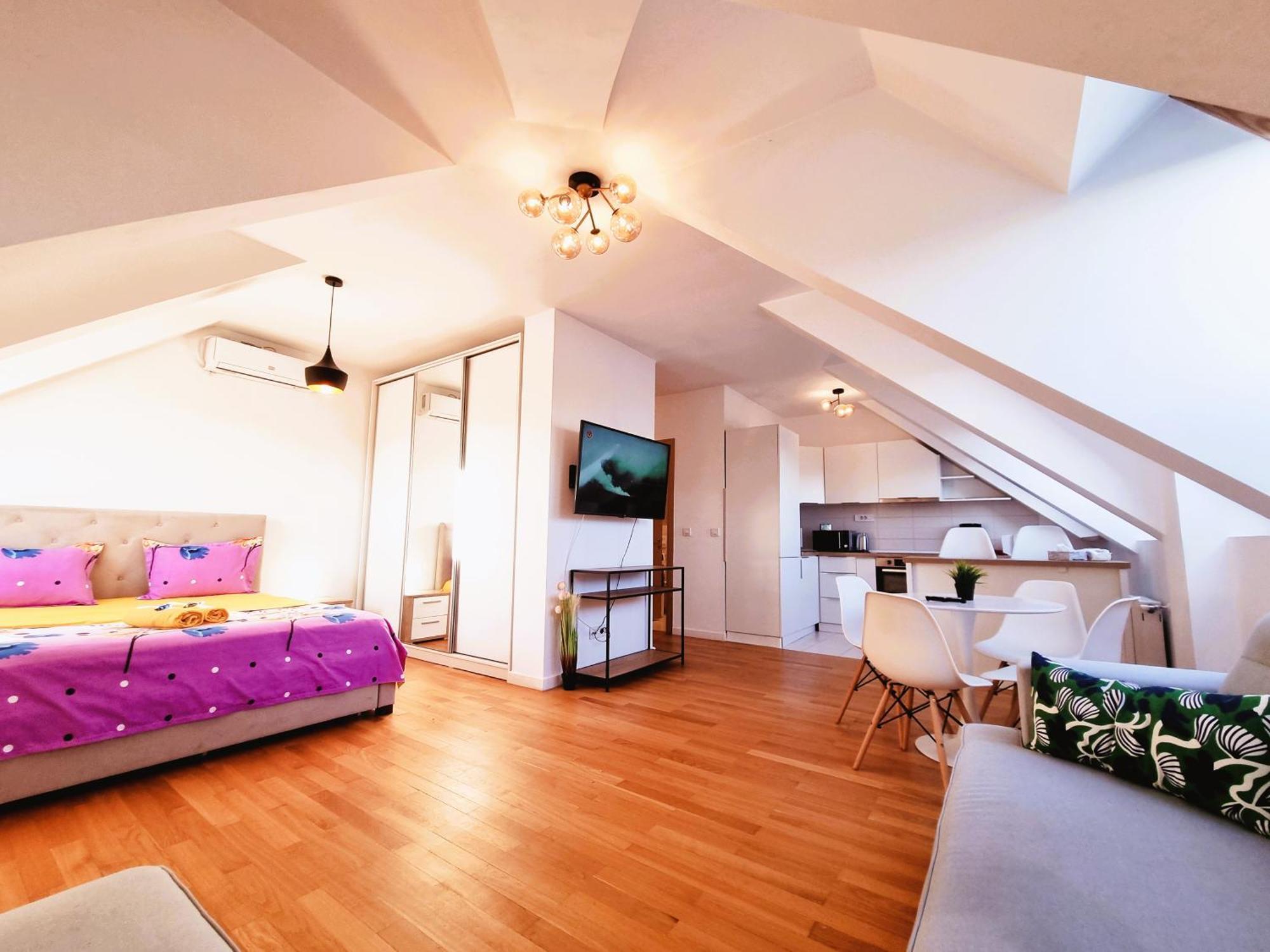 E Apartament *