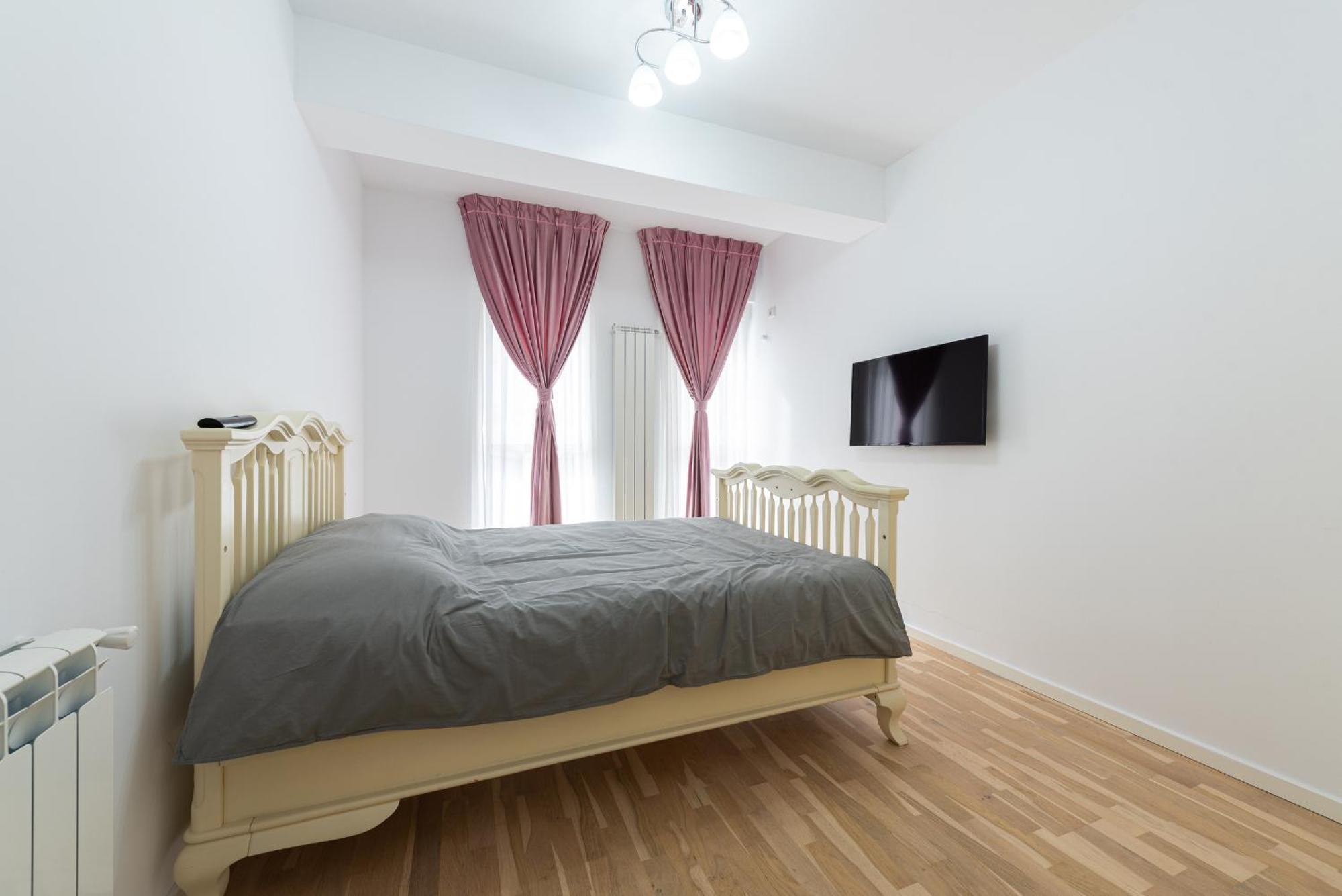 Ines - Modern 2br With Garden Views * Bucharest