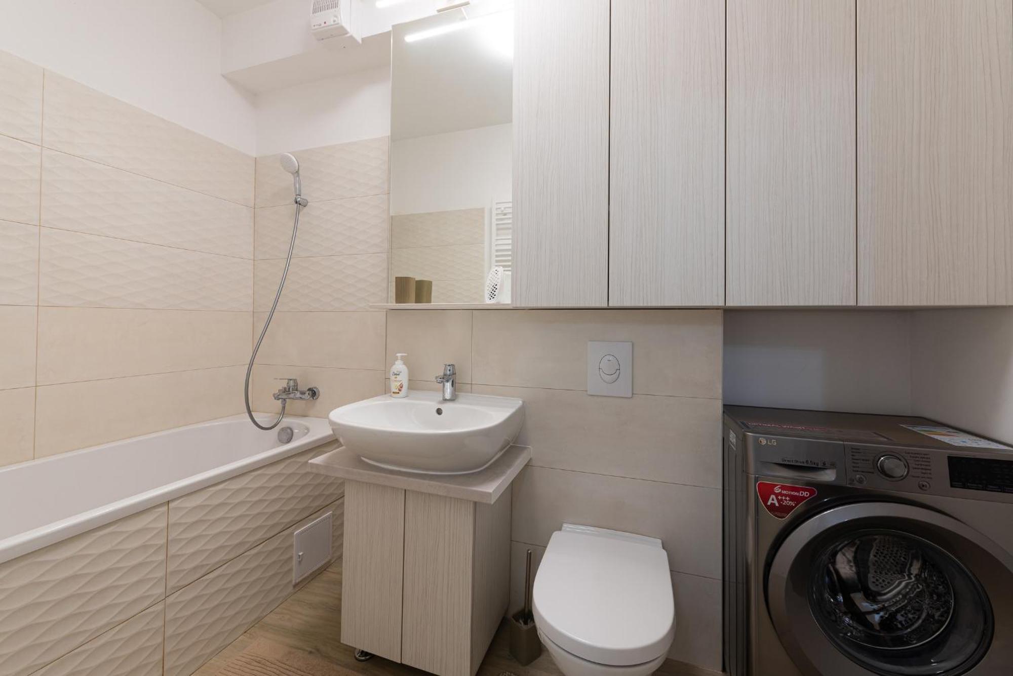 Ines - Modern 2br With Garden Views