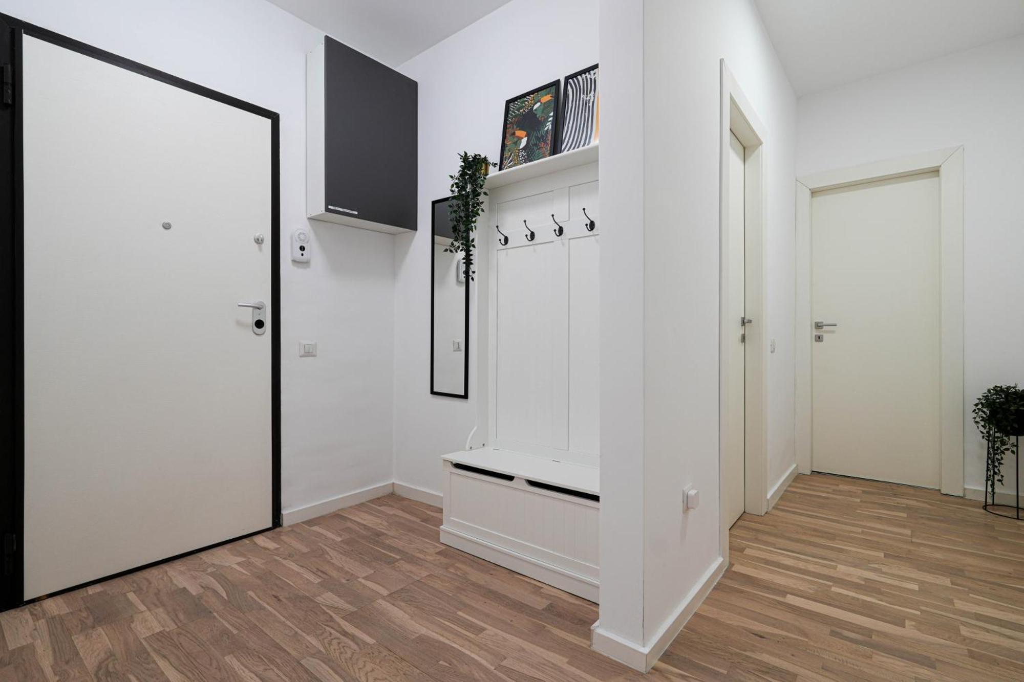 Gabi - Chic With Parking Close To Veranda Mall * Bucureşti