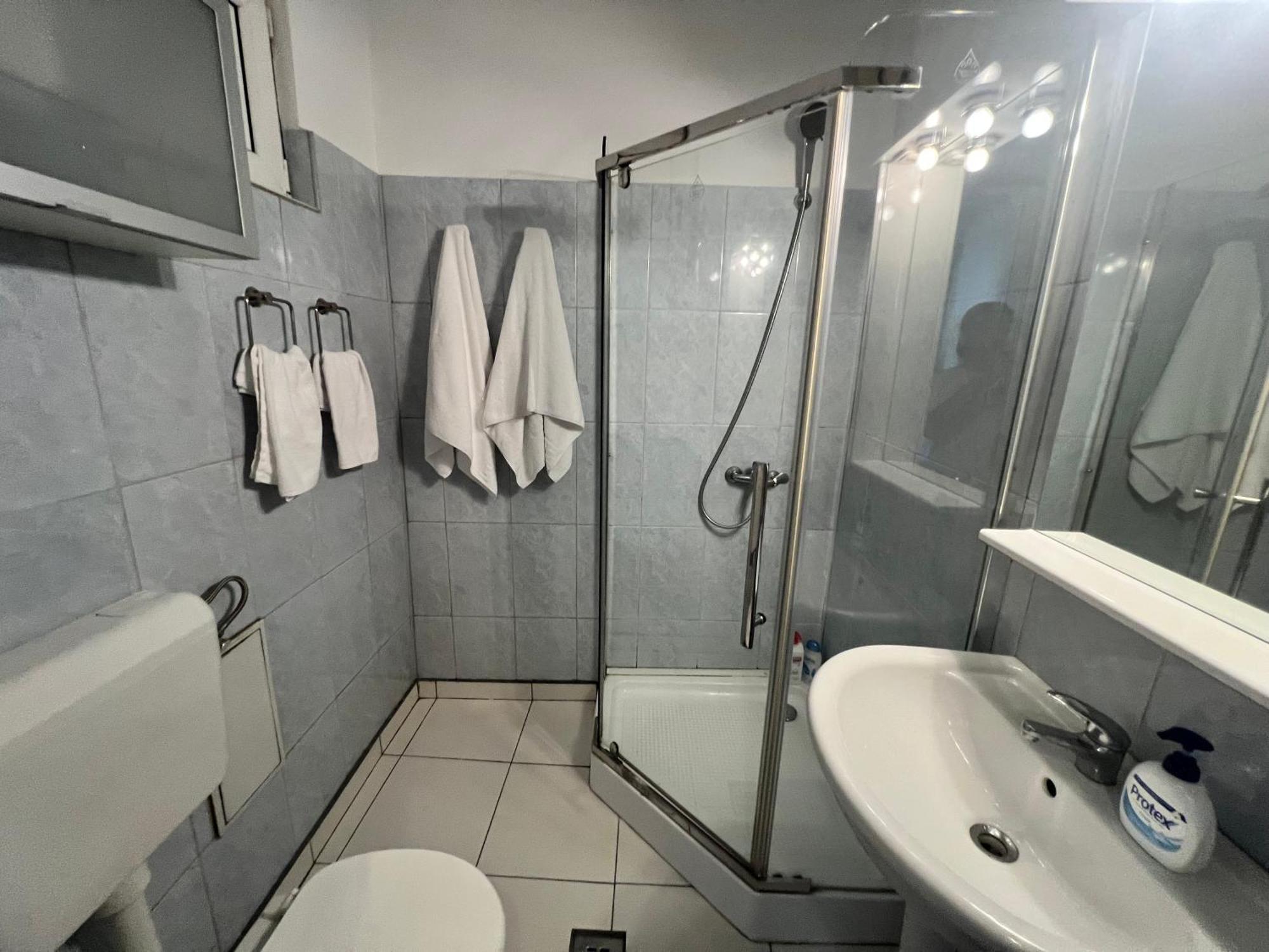 Lazy's Haven - Near Coltea Hospital Old Town Apartment *
