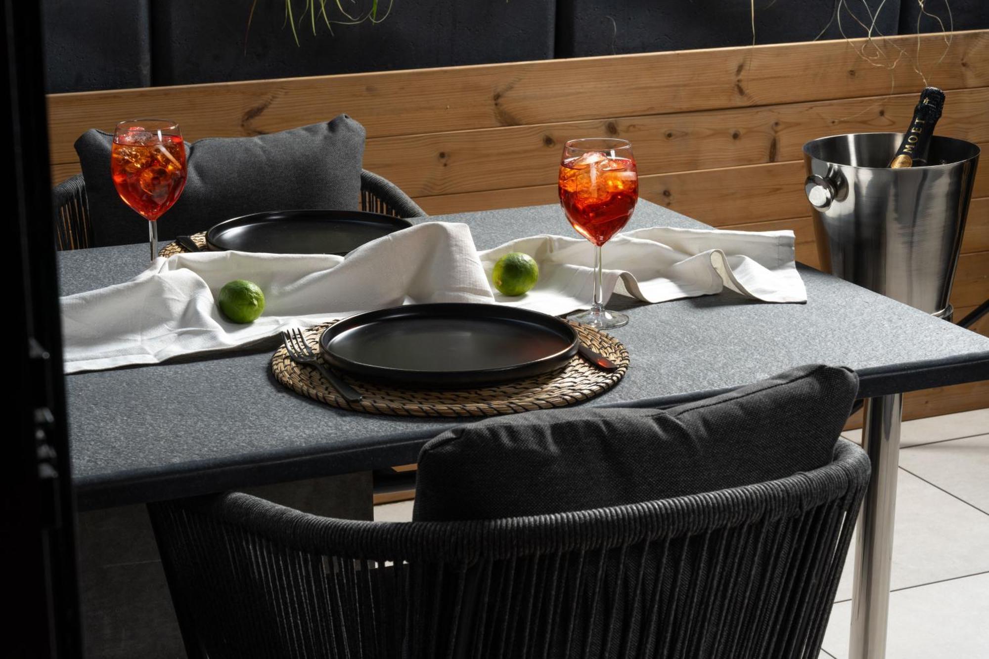 Win Herastrau - Luxury Jungle Vibes 2br - Private Parking Apartment Bucharest