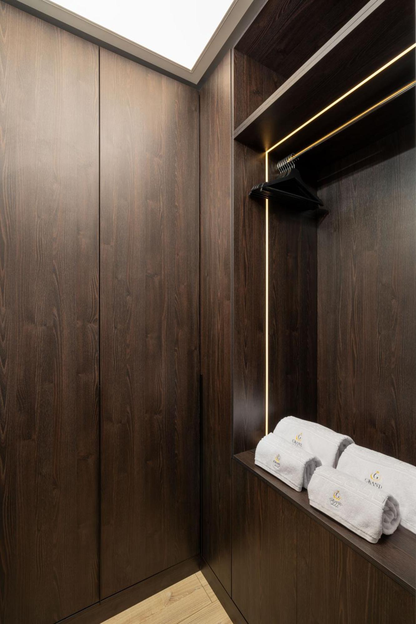 Apartment Win Herastrau - Luxury Jungle Vibes 2br - Private Parking Bucharest