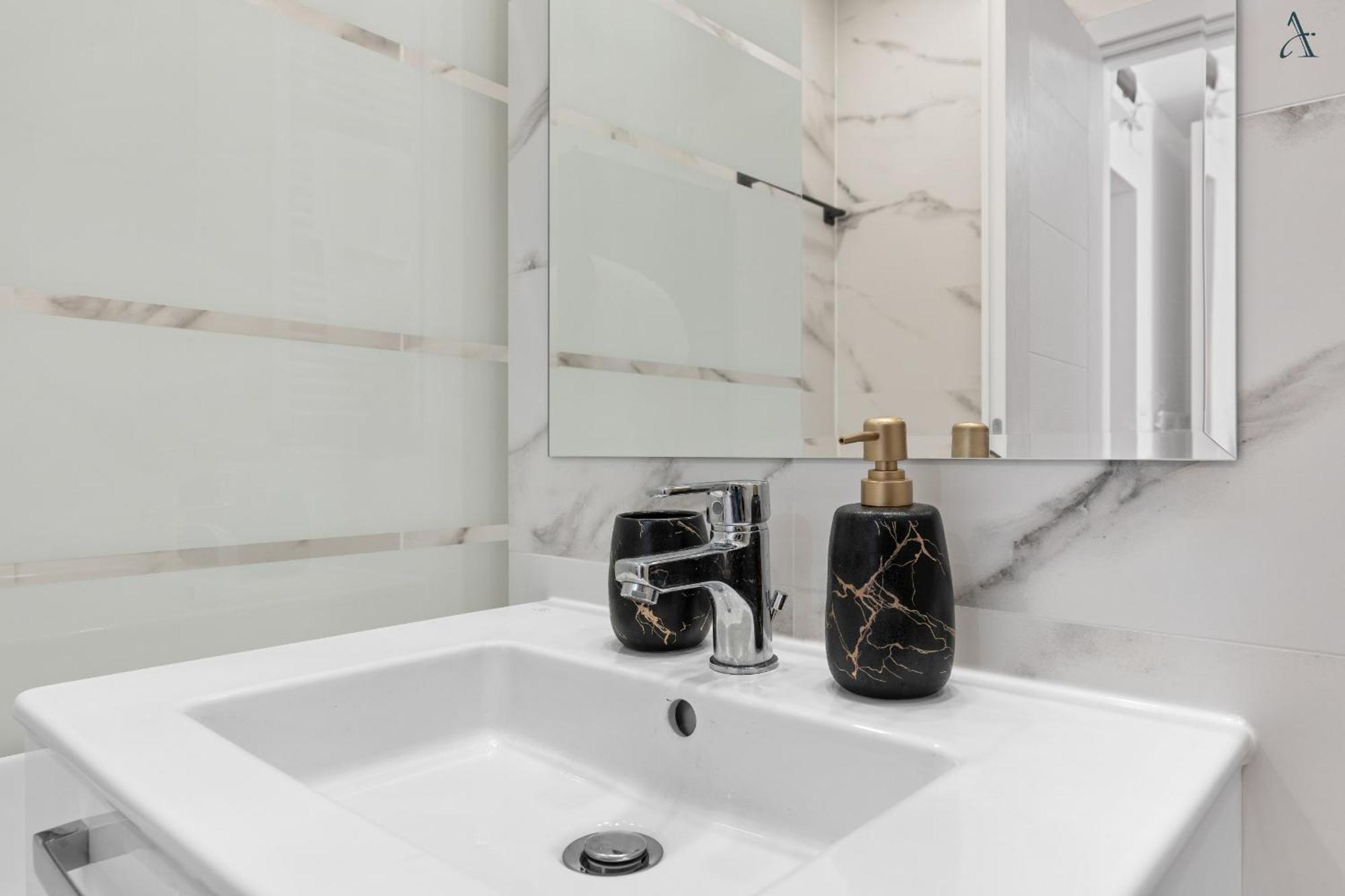 Kesem - The Velvet With Ground Level Indoor Parking Apartment