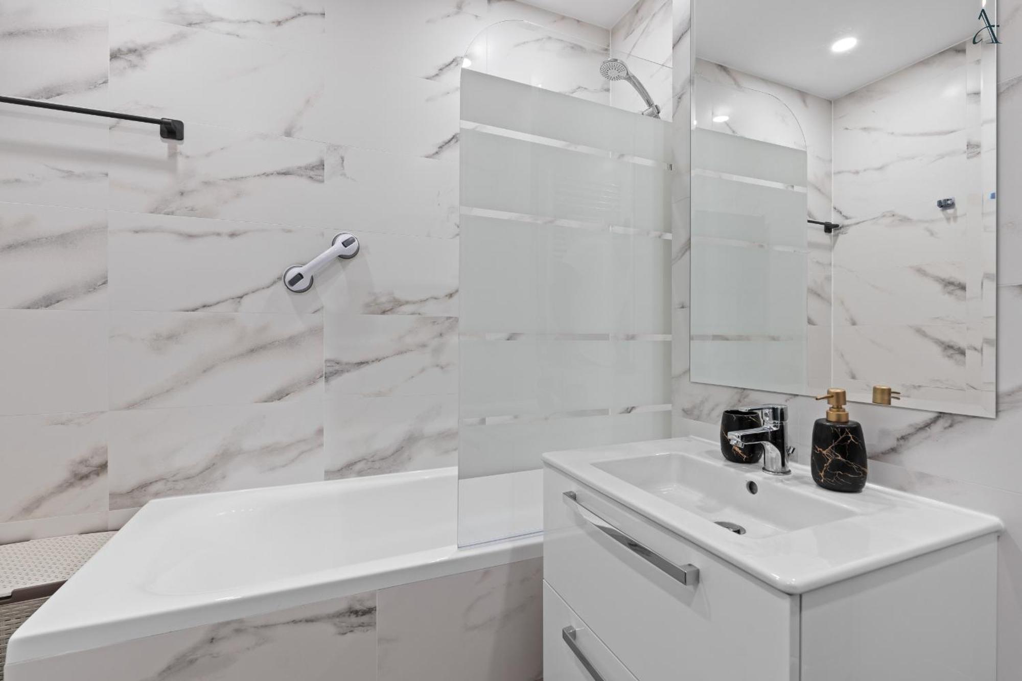 Apartment Kesem - The Velvet With Ground Level Indoor Parking Bucharest