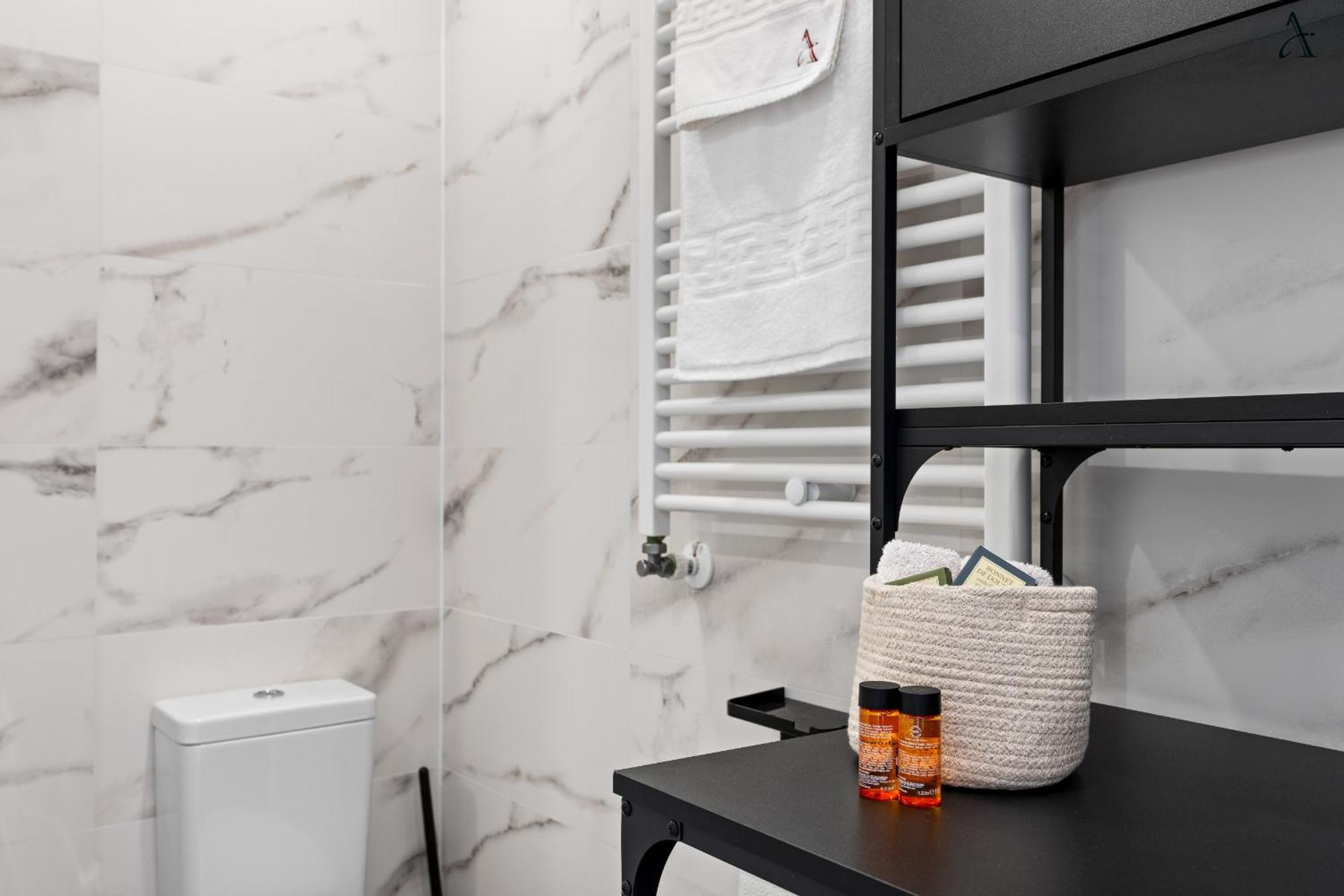 Apartment Kesem - The Velvet With Ground Level Indoor Parking Bucharest