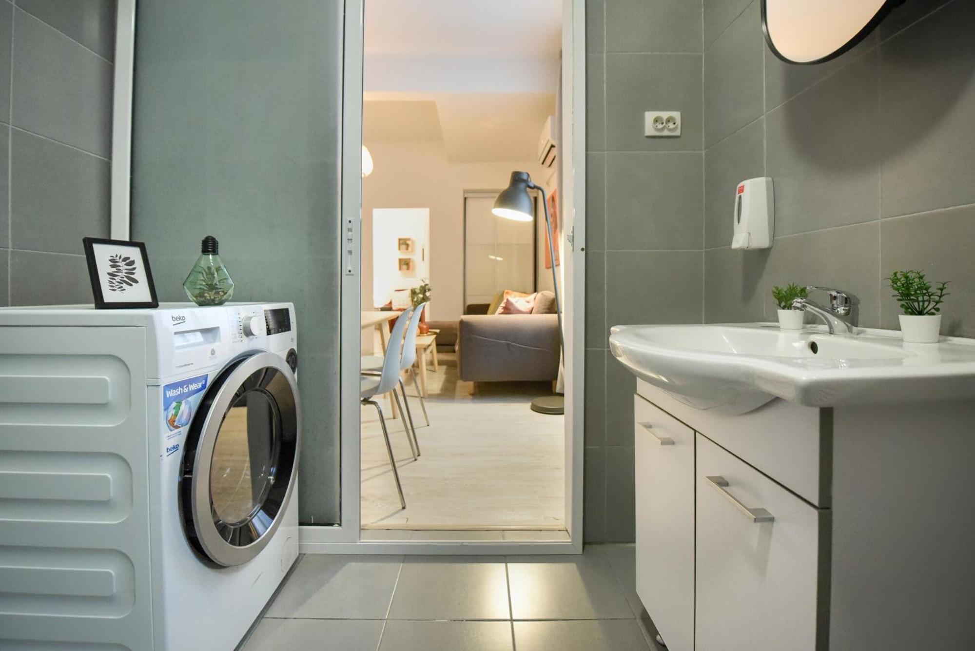 Cozy 2-bedroom Retreat In The Heart Of History