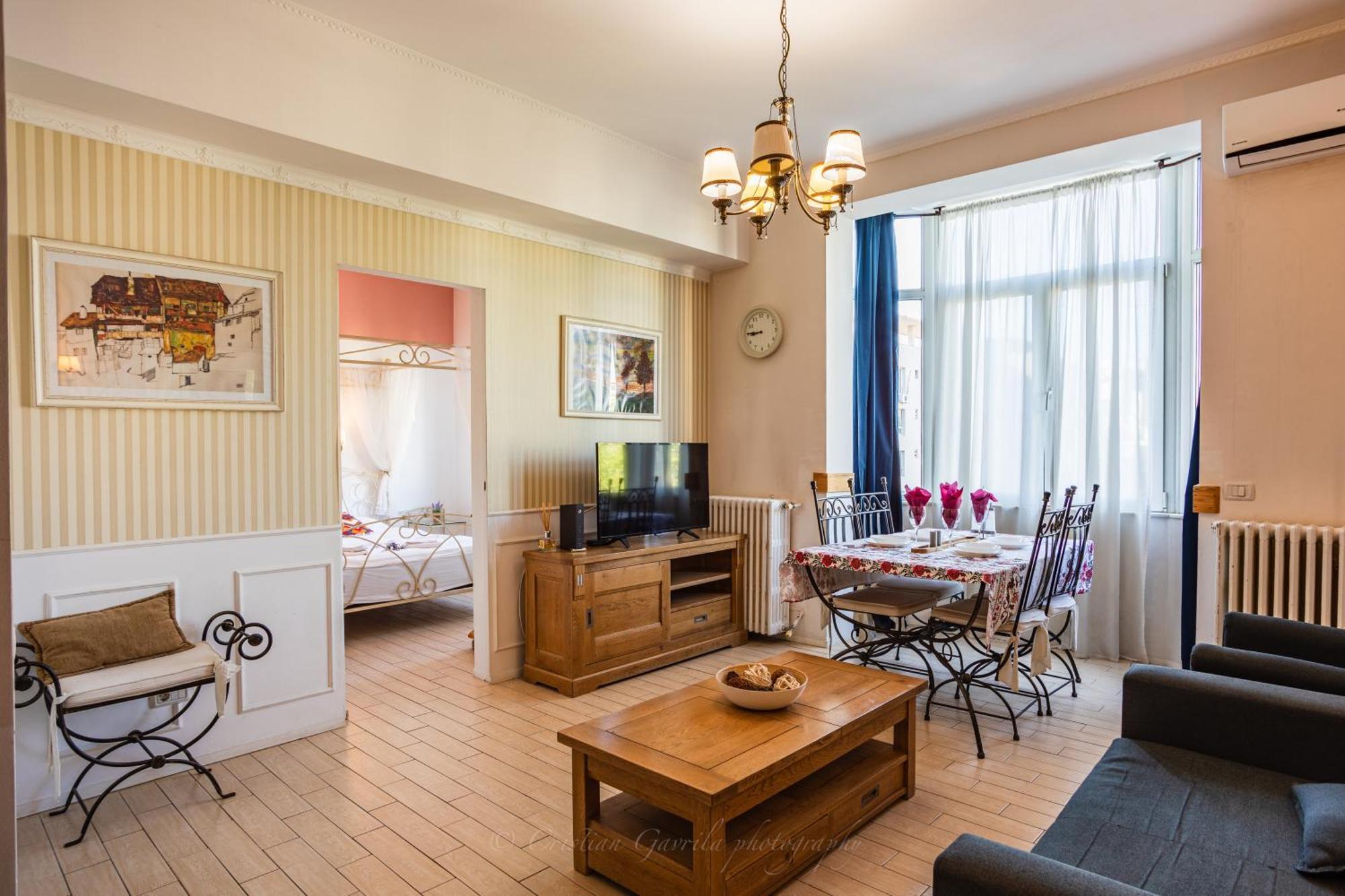 University Apartment Bucureşti
