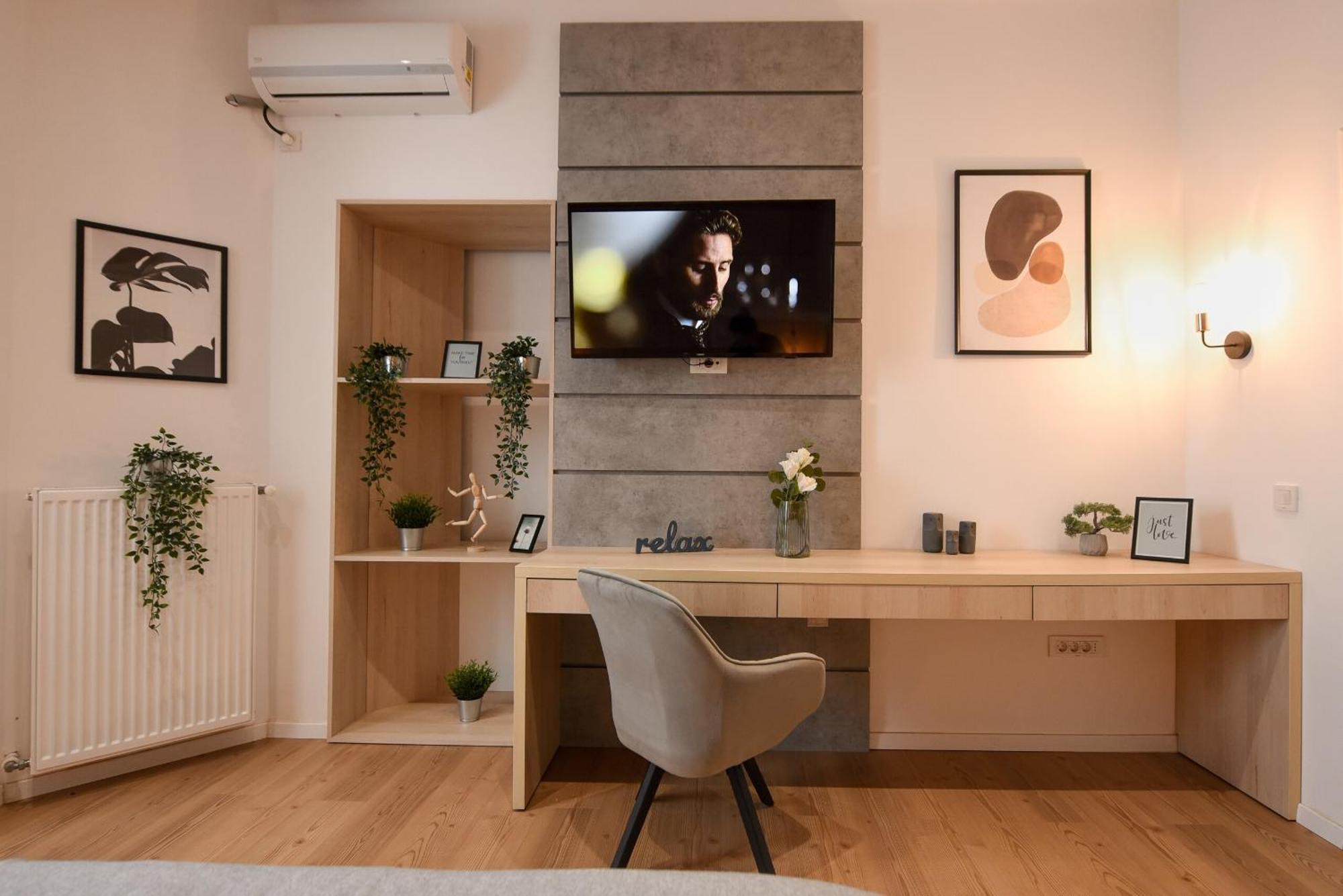 Comfy 1br With Balcony In Apartment