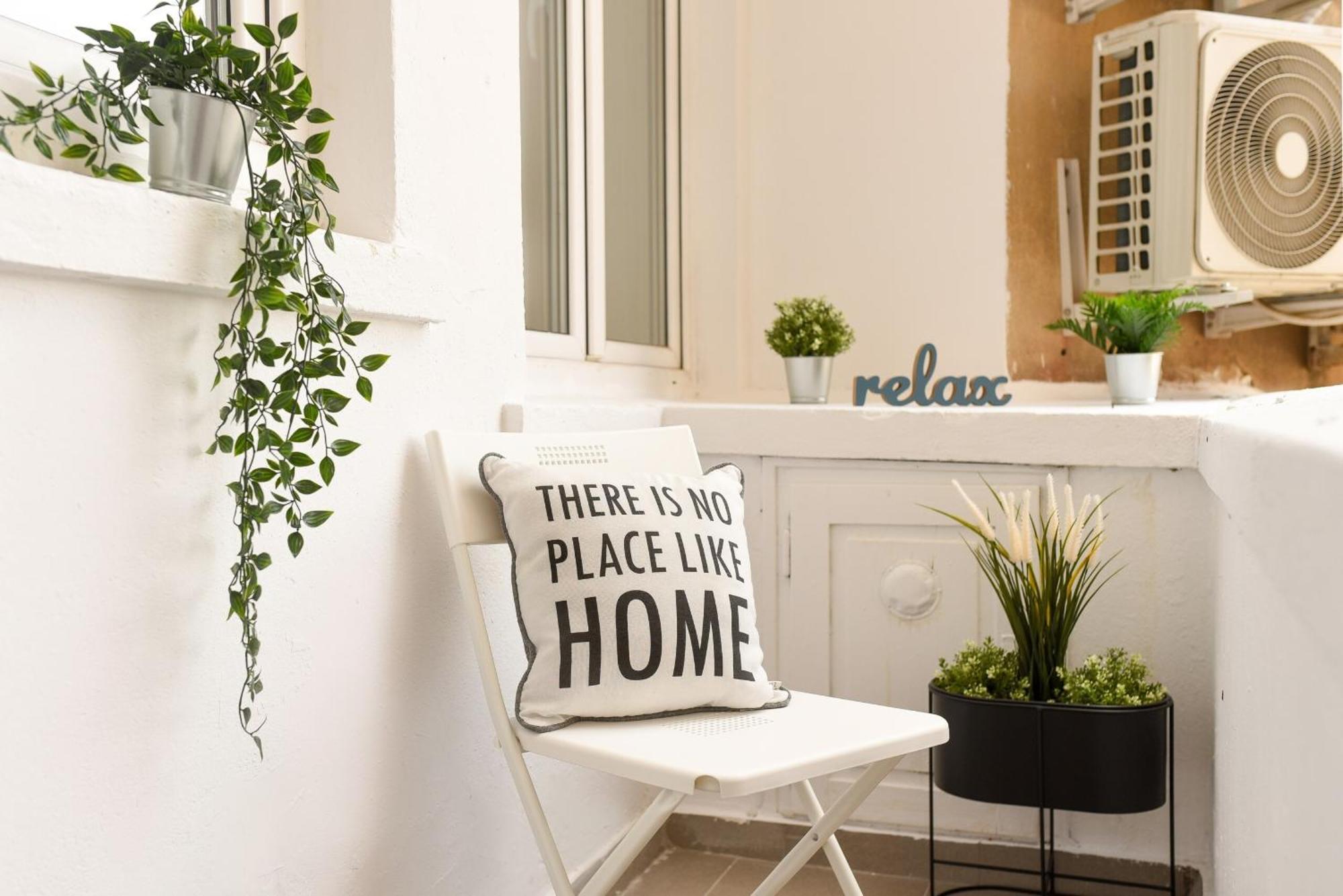 Apartment Comfy 1br With Balcony In *