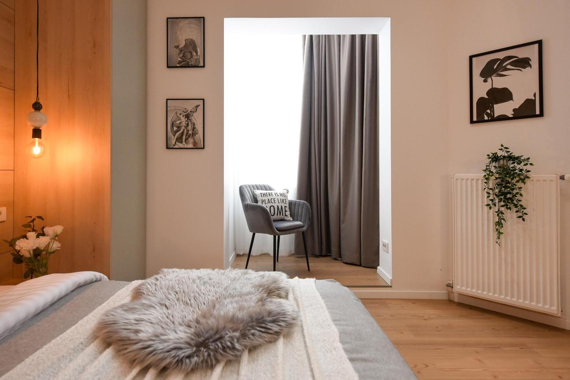 Comfy 1br With Balcony In Apartment Bucharest