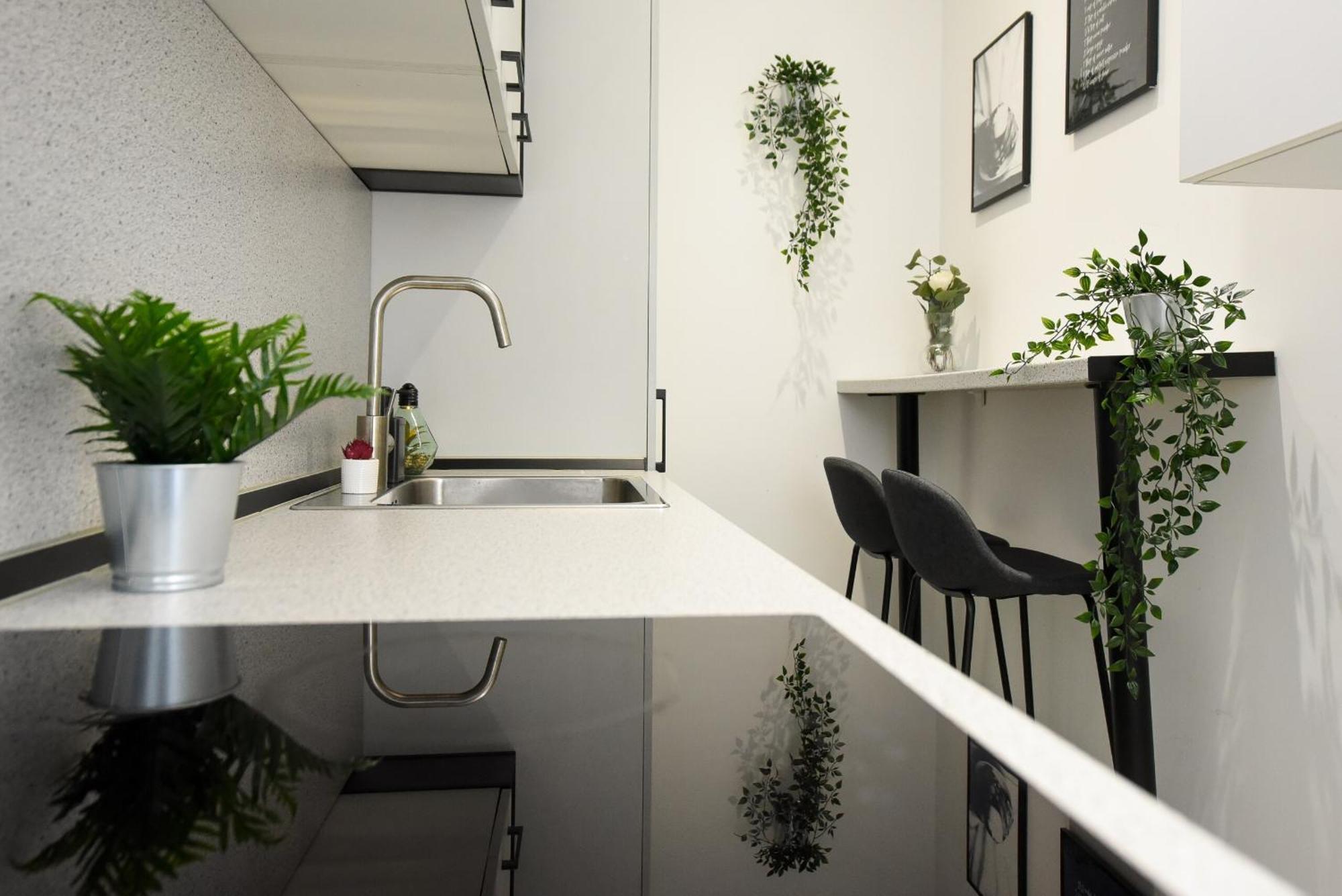 Apartment Comfy 1br With Balcony In *