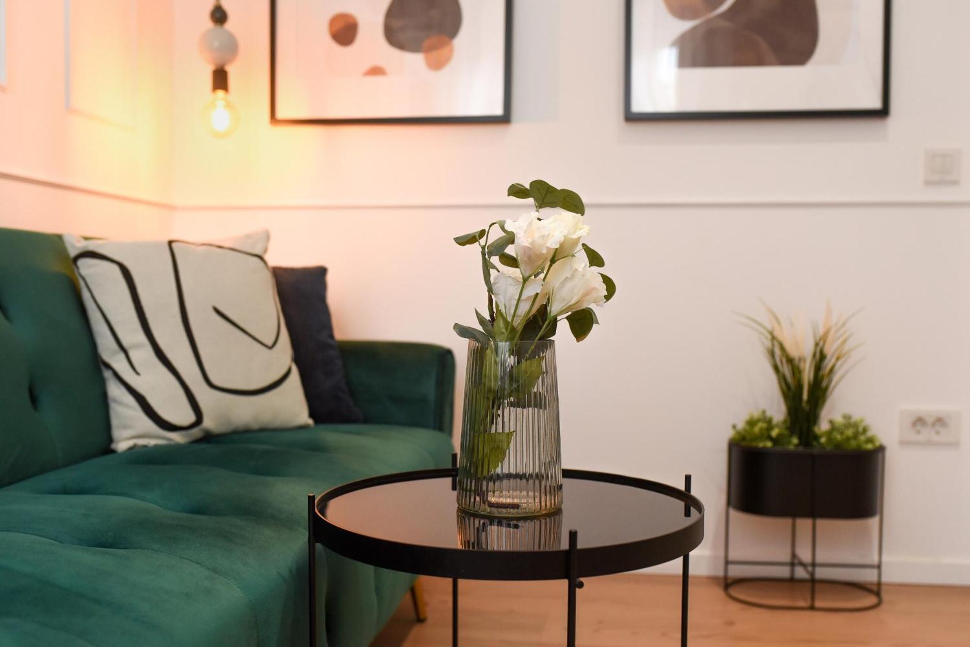Comfy 1br With Balcony In Apartment *