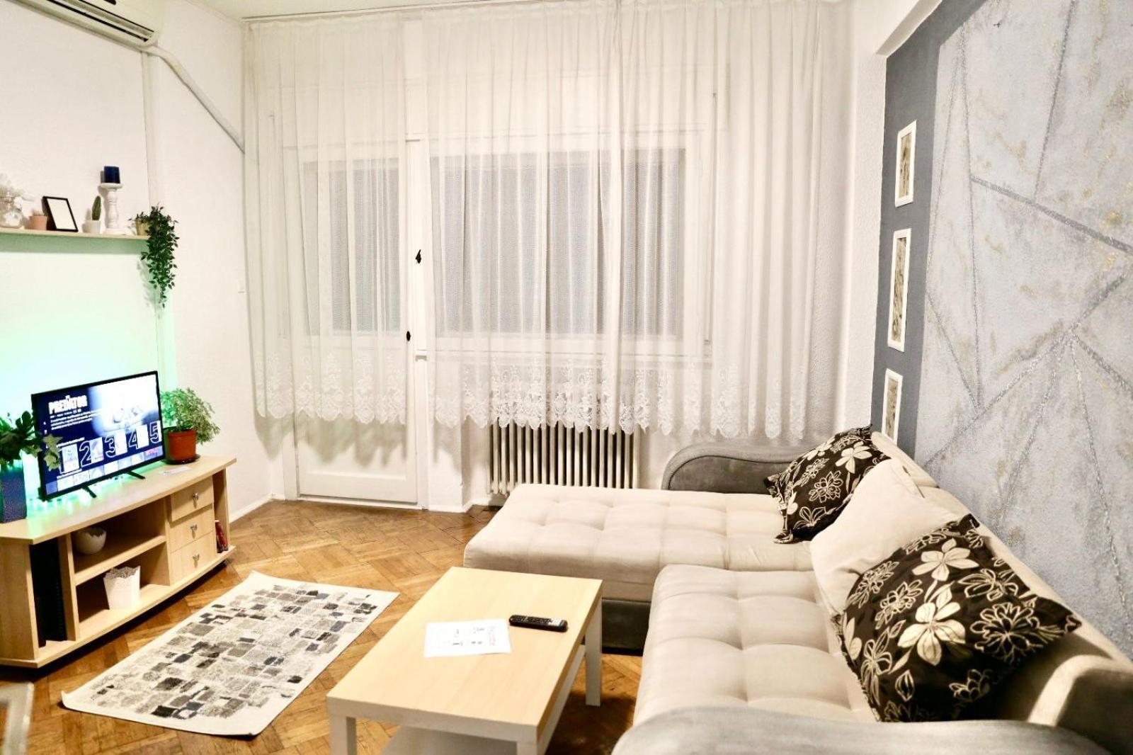 Apartment With 3 In The Center *