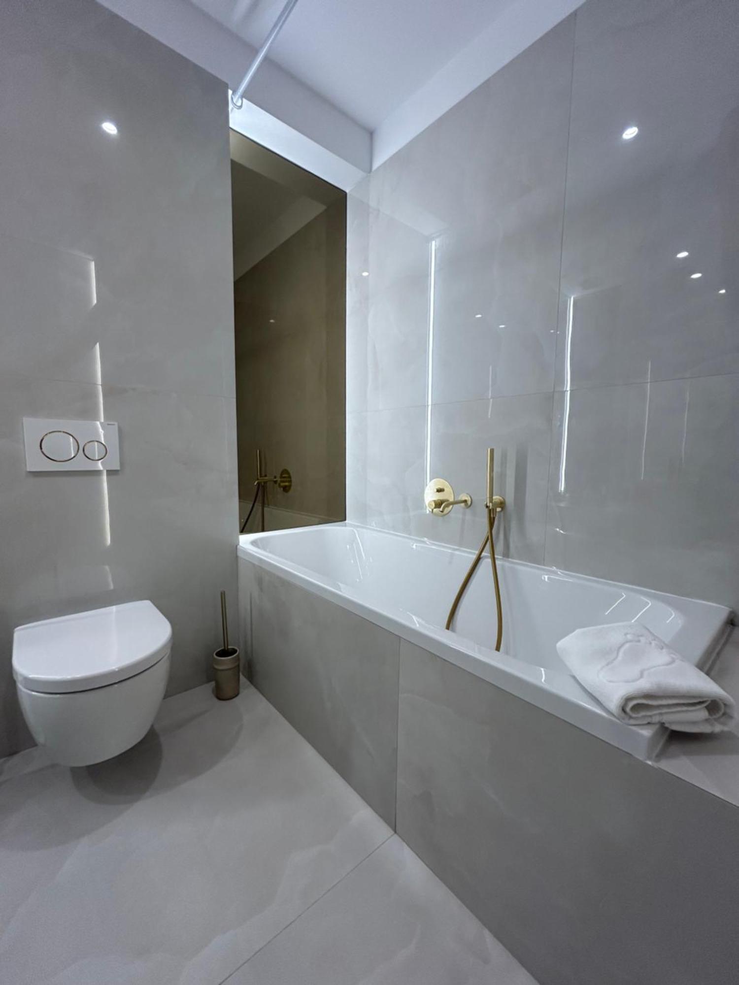 Apartment Exclusive With Private Parking & Balcony - 01