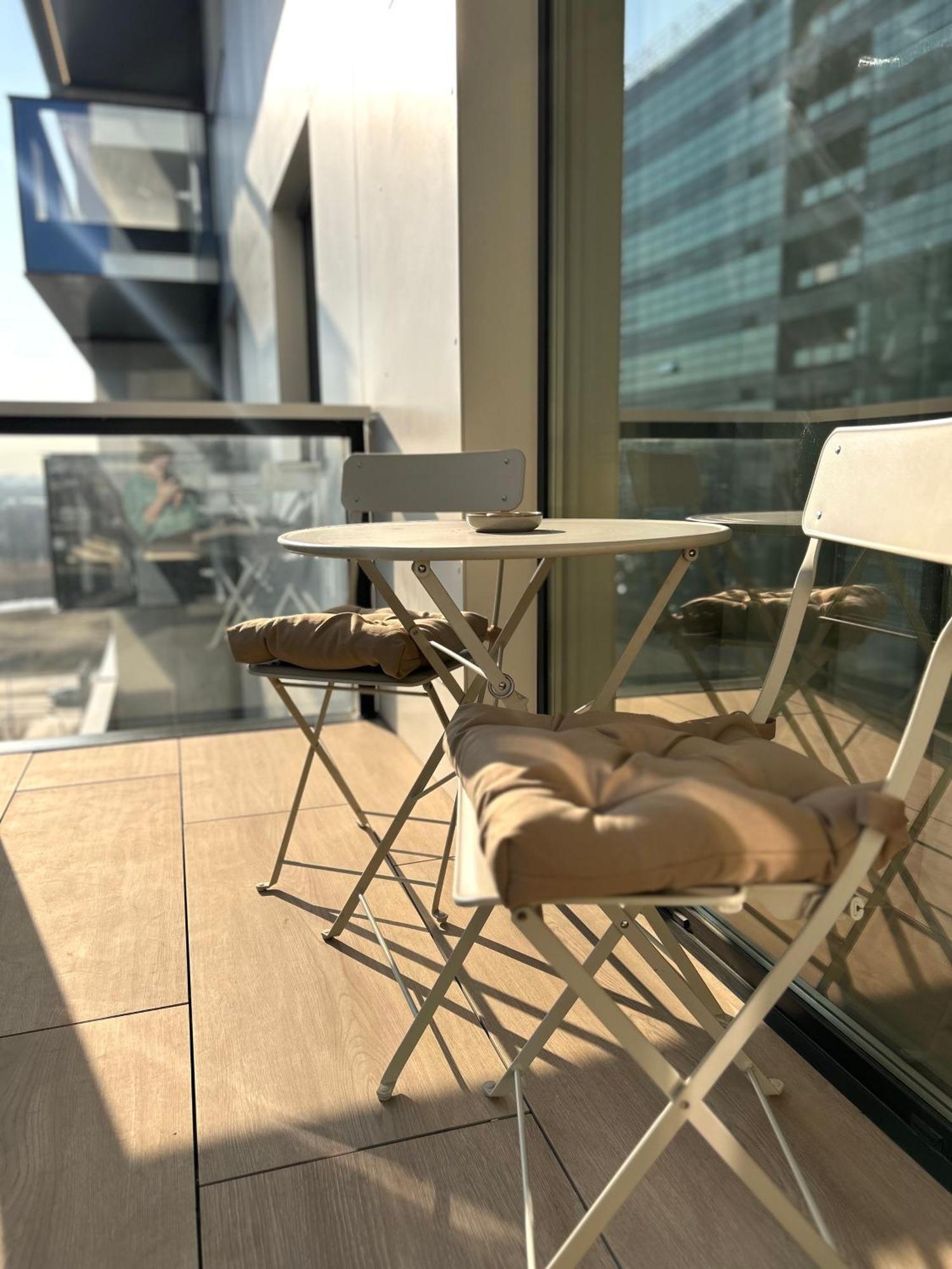 Apartment Exclusive With Private Parking & Balcony - 01 *