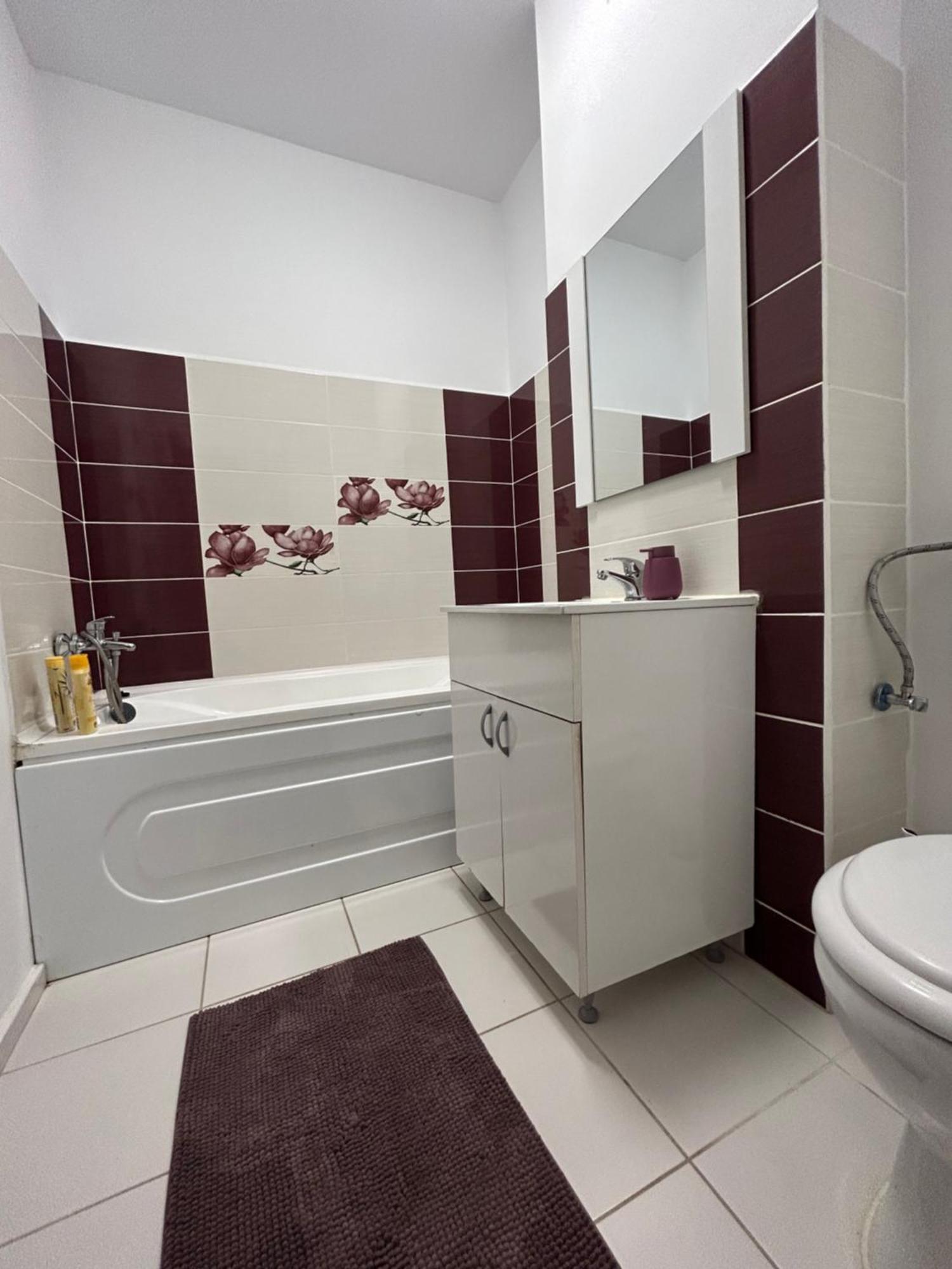 Apartment Elegant Getaway At Exigent Plaza - 09 *
