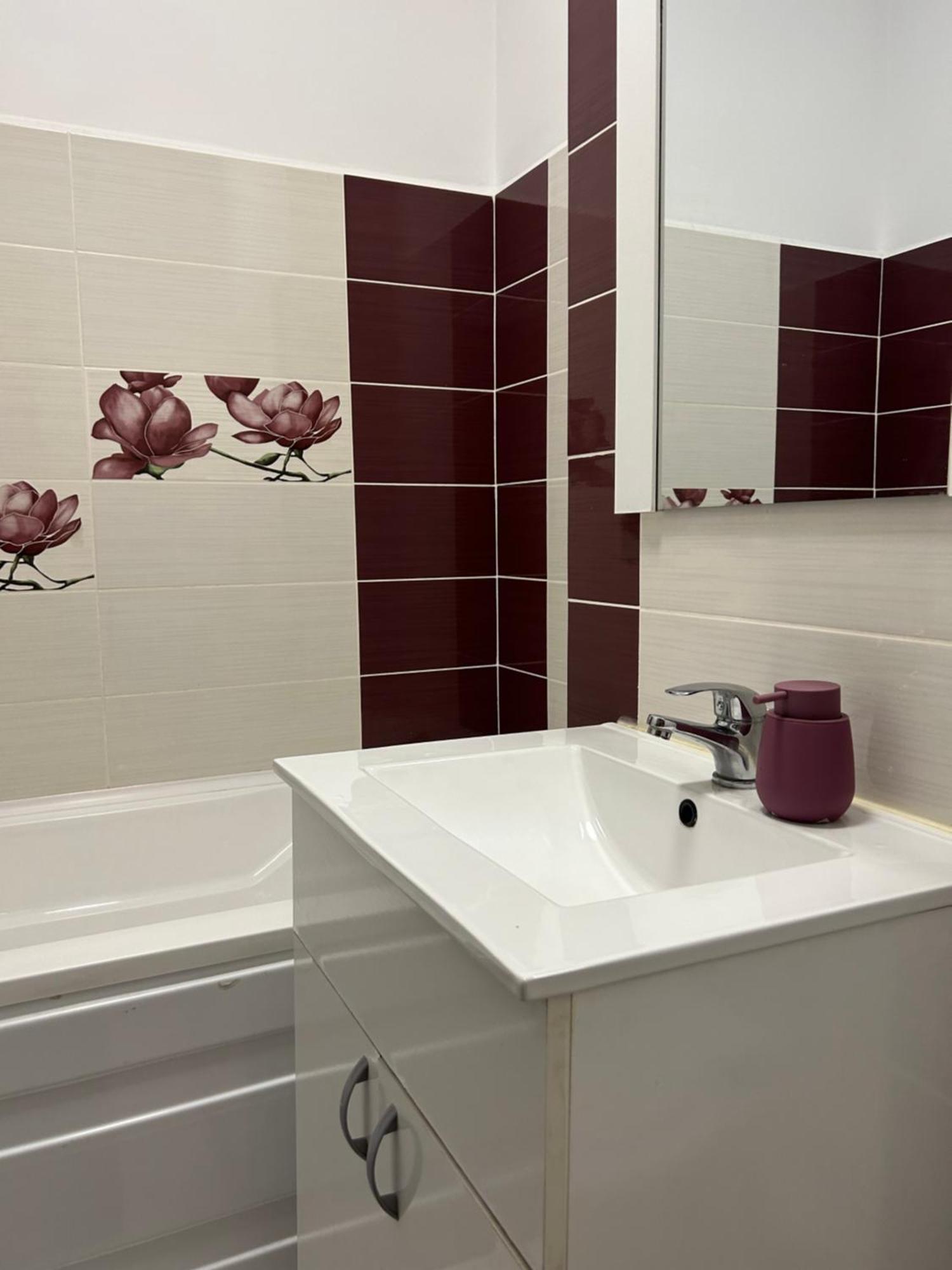 Elegant Getaway At Exigent Plaza - 09 *
