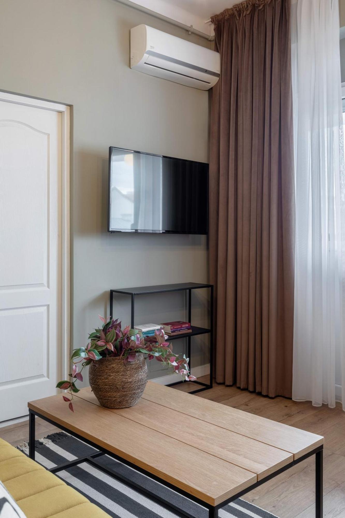 Modern On Historic Calea Victoriei *