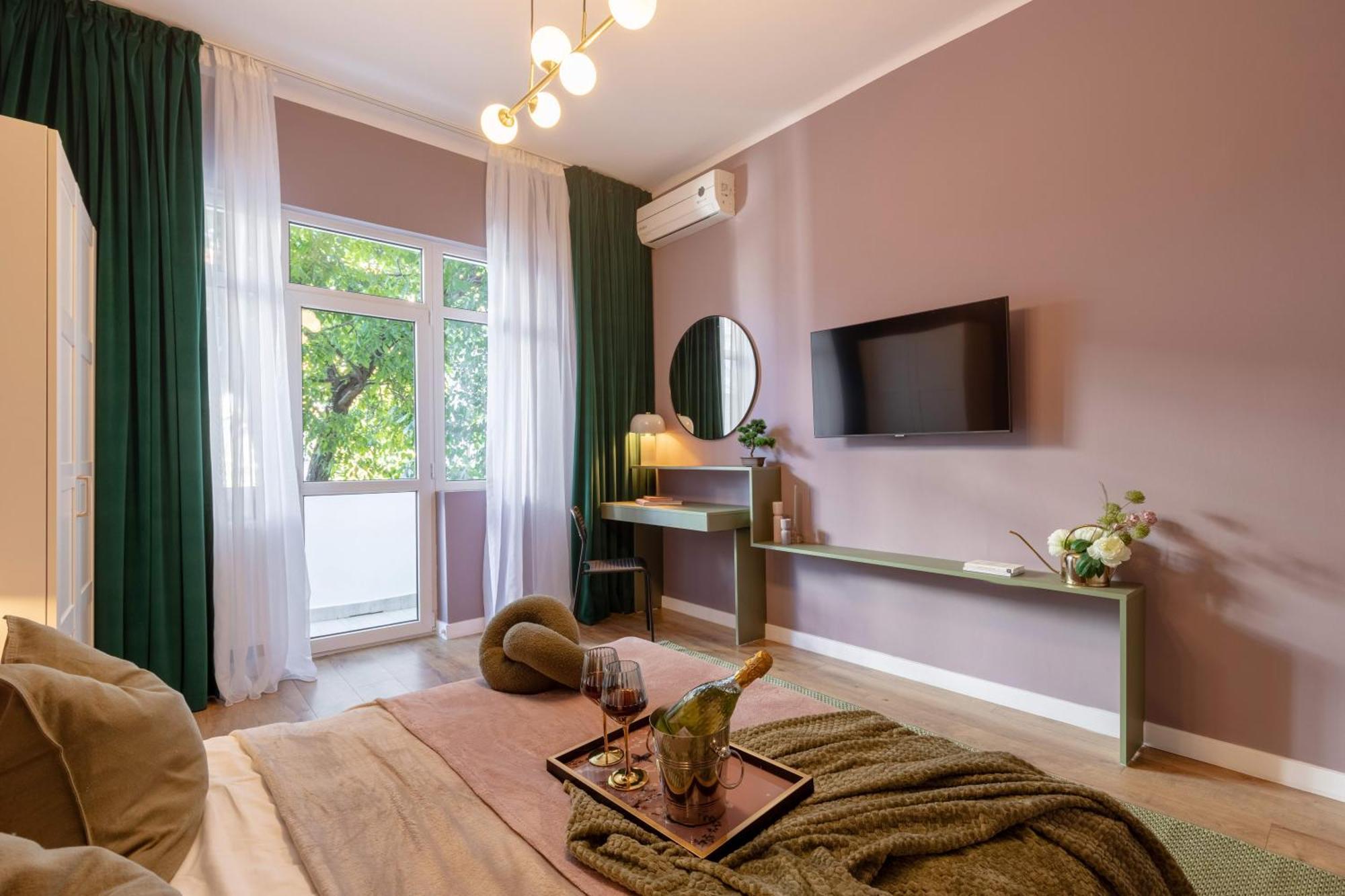 Serene 1br In Square
