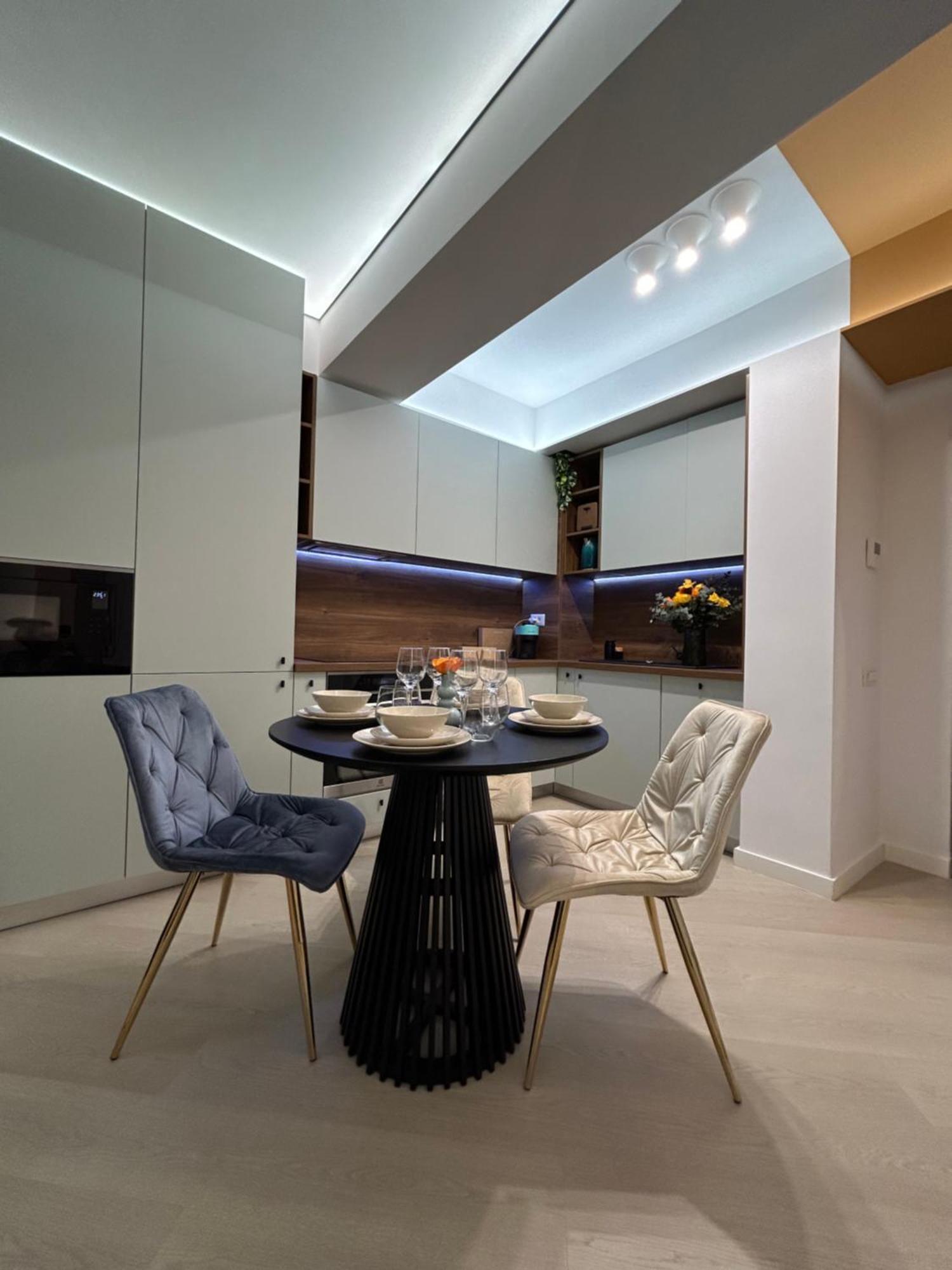 Apartment Exclusive With Private Parking & Balcony - 01 *
