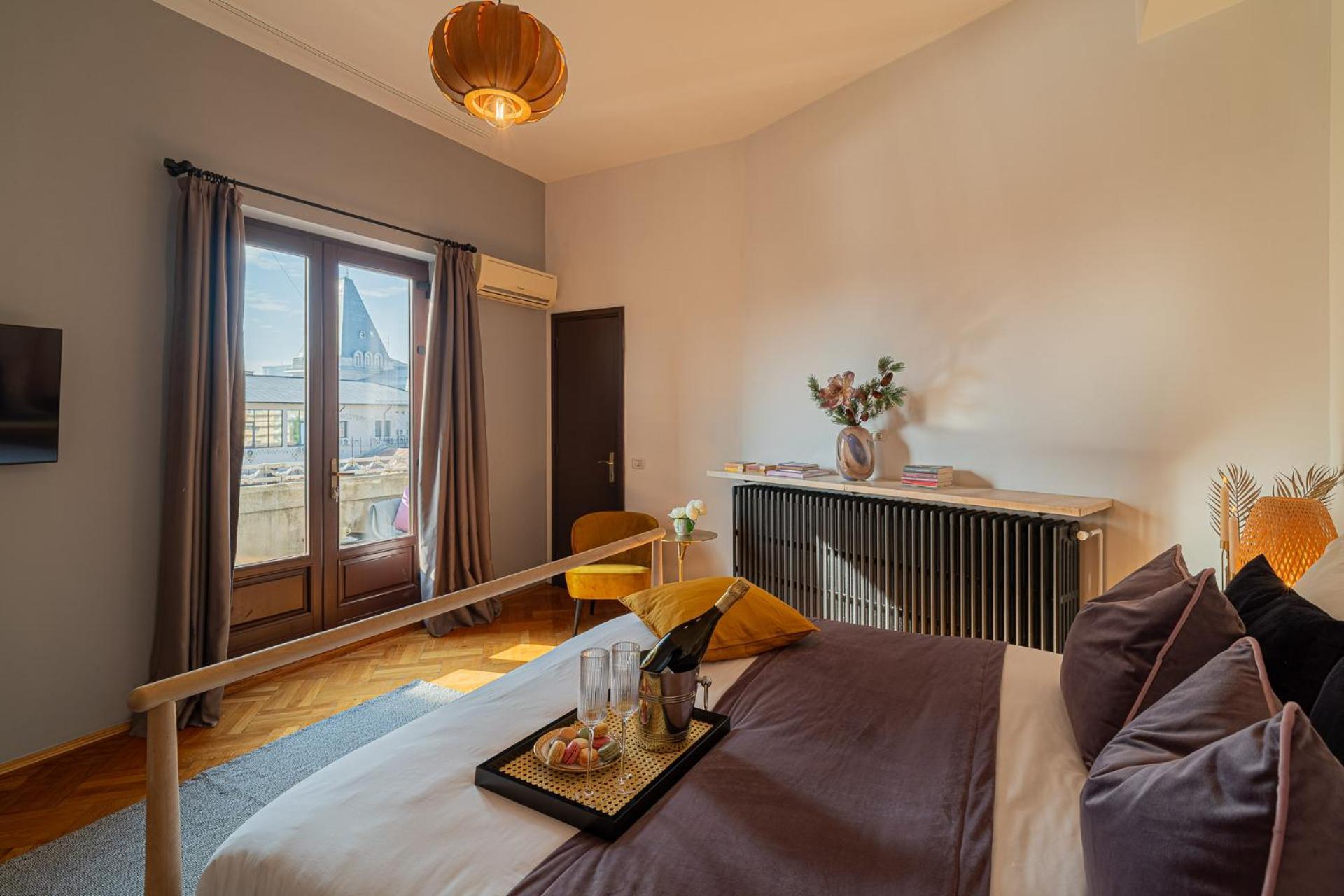 Spacious 3br Atrium Penthouse, Balcony, Cismigiu Bucharest