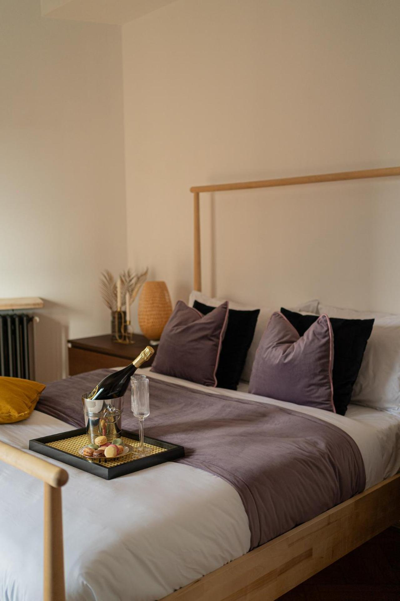 Spacious 3br Atrium Penthouse, Balcony, Cismigiu Apartment